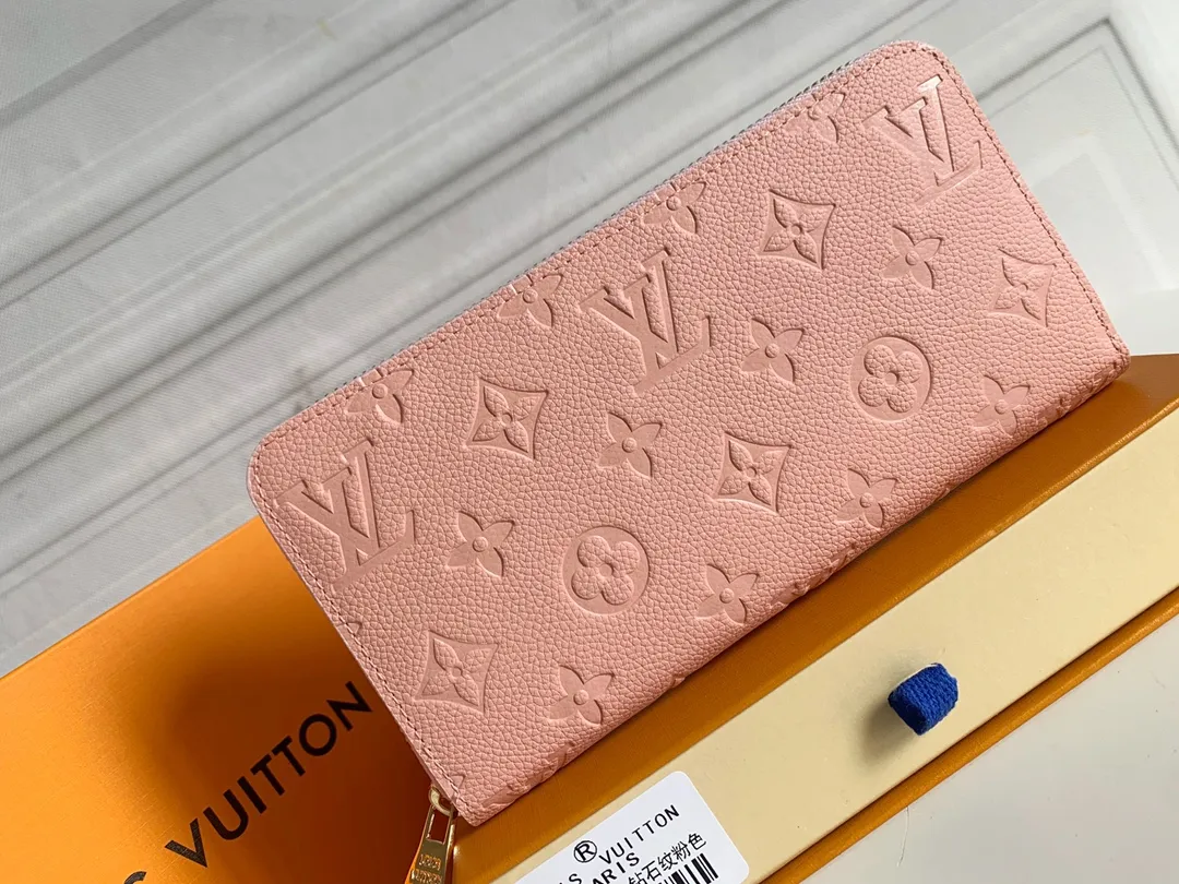💰120 💎Upgraded original version 🇫🇷 Diamond pattern embossed material: embossed cowhide Introduction: 📢There are 8 credit card slots 3 large compartments to store banknotes Small zipper coin bag 3 flat bags to store bills 💋💋 Model: 60017 diamond pattern Model: 19x10.