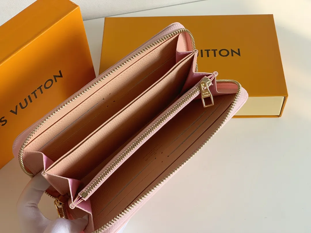 💰120 💎Upgraded original version 🇫🇷 Diamond pattern embossed material: embossed cowhide Introduction: 📢There are 8 credit card slots 3 large compartments to store banknotes Small zipper coin bag 3 flat bags to store bills 💋💋 Model: 60017 diamond pattern Model: 19x10.