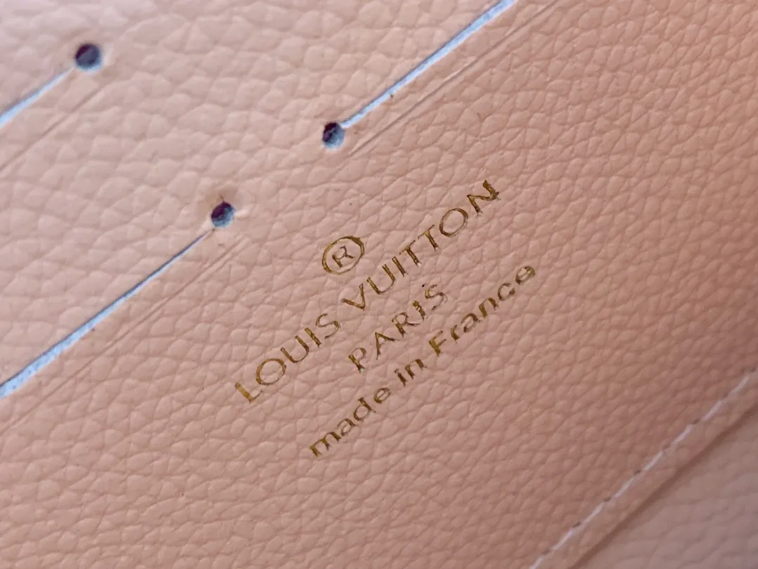 💰120 💎Upgraded original version 🇫🇷 Diamond pattern embossed material: embossed cowhide Introduction: 📢There are 8 credit card slots 3 large compartments to store banknotes Small zipper coin bag 3 flat bags to store bills 💋💋 Model: 60017 diamond pattern Model: 19x10.