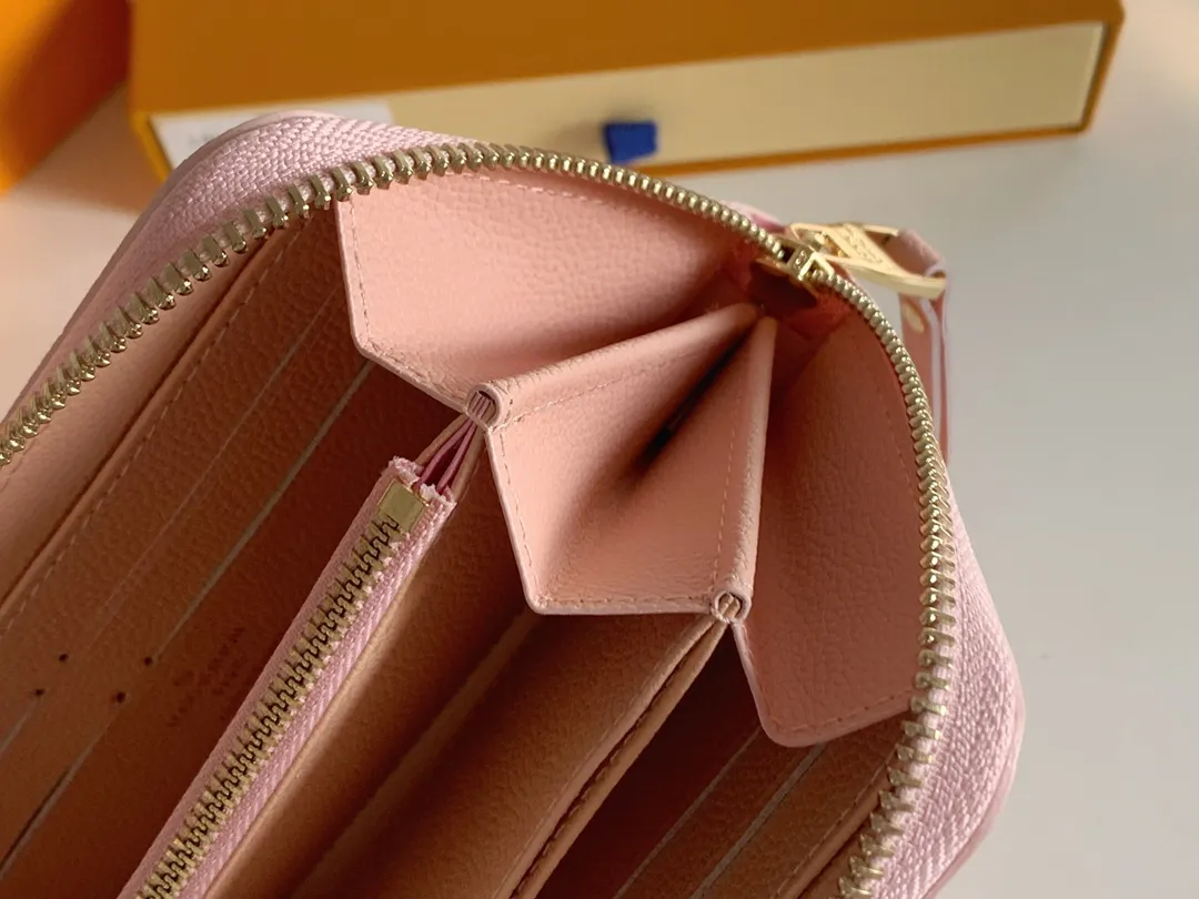 💰120 💎Upgraded original version 🇫🇷 Diamond pattern embossed material: embossed cowhide Introduction: 📢There are 8 credit card slots 3 large compartments to store banknotes Small zipper coin bag 3 flat bags to store bills 💋💋 Model: 60017 diamond pattern Model: 19x10.