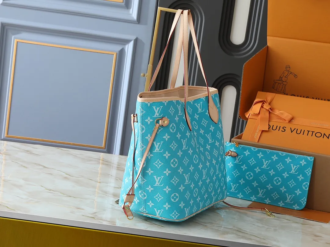 💰300💰Upgraded original M40995 The legendary Neverfull handbag can always meet your various handbag needs. It has a large capacity but is not bulky. It is stiff and soft to the touch, making it suitable for home and travel. Tighten the side ties and it instantly transforms into a stylish urban handbag. Loosen the straps and it transforms into a chic and practical handbag. The slender leather handle can be carried over the shoulder or between the arms. The model shown here is made of Damier Ebène canvas. Dimensions: 31.0 x 28.0 x 14.0 cm