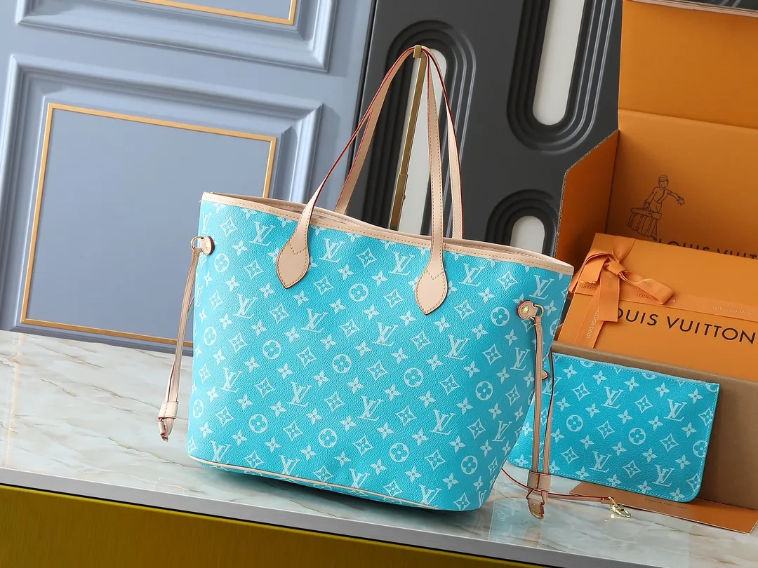 💰300💰Upgraded original M40995 The legendary Neverfull handbag can always meet your various handbag needs. It has a large capacity but is not bulky. It is stiff and soft to the touch, making it suitable for home and travel. Tighten the side ties and it instantly transforms into a stylish urban handbag. Loosen the straps and it transforms into a chic and practical handbag. The slender leather handle can be carried over the shoulder or between the arms. The model shown here is made of Damier Ebène canvas. Dimensions: 31.0 x 28.0 x 14.0 cm