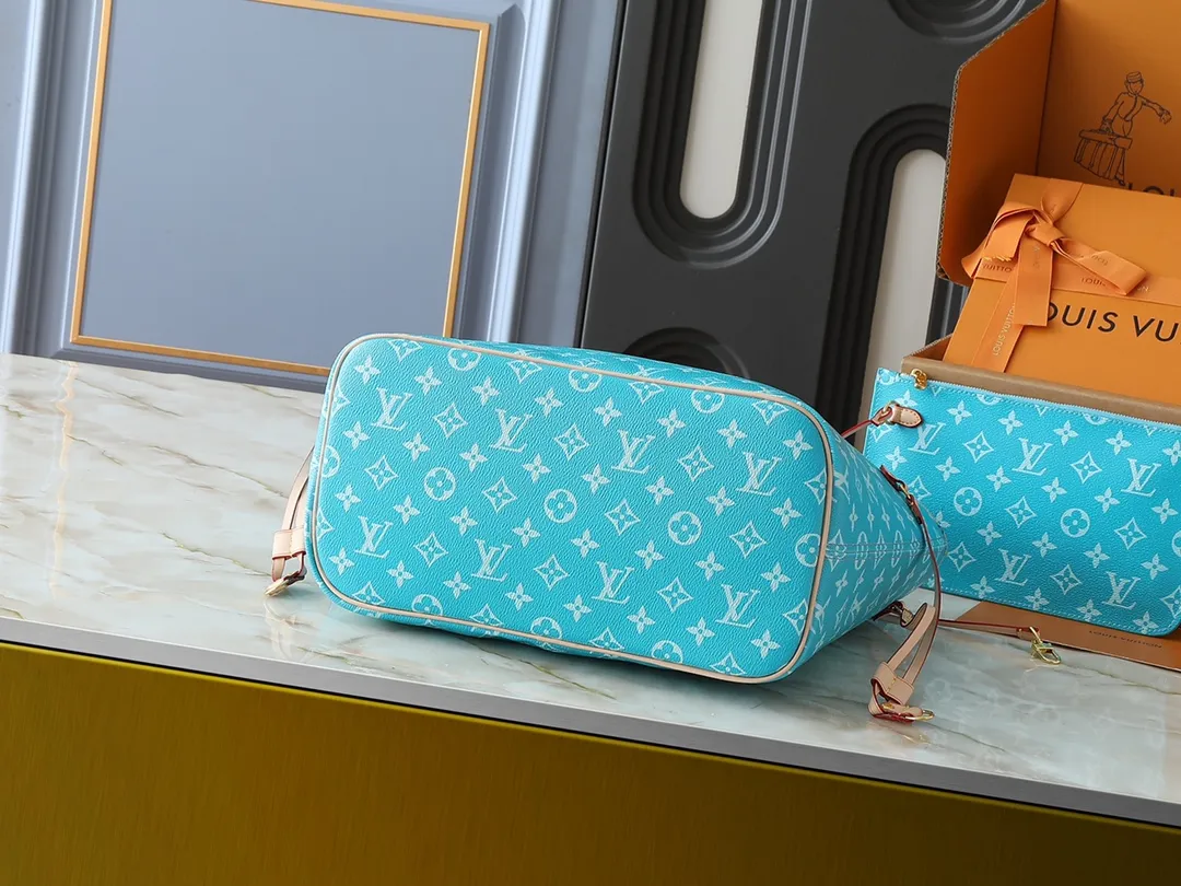 💰300💰Upgraded original M40995 The legendary Neverfull handbag can always meet your various handbag needs. It has a large capacity but is not bulky. It is stiff and soft to the touch, making it suitable for home and travel. Tighten the side ties and it instantly transforms into a stylish urban handbag. Loosen the straps and it transforms into a chic and practical handbag. The slender leather handle can be carried over the shoulder or between the arms. The model shown here is made of Damier Ebène canvas. Dimensions: 31.0 x 28.0 x 14.0 cm
