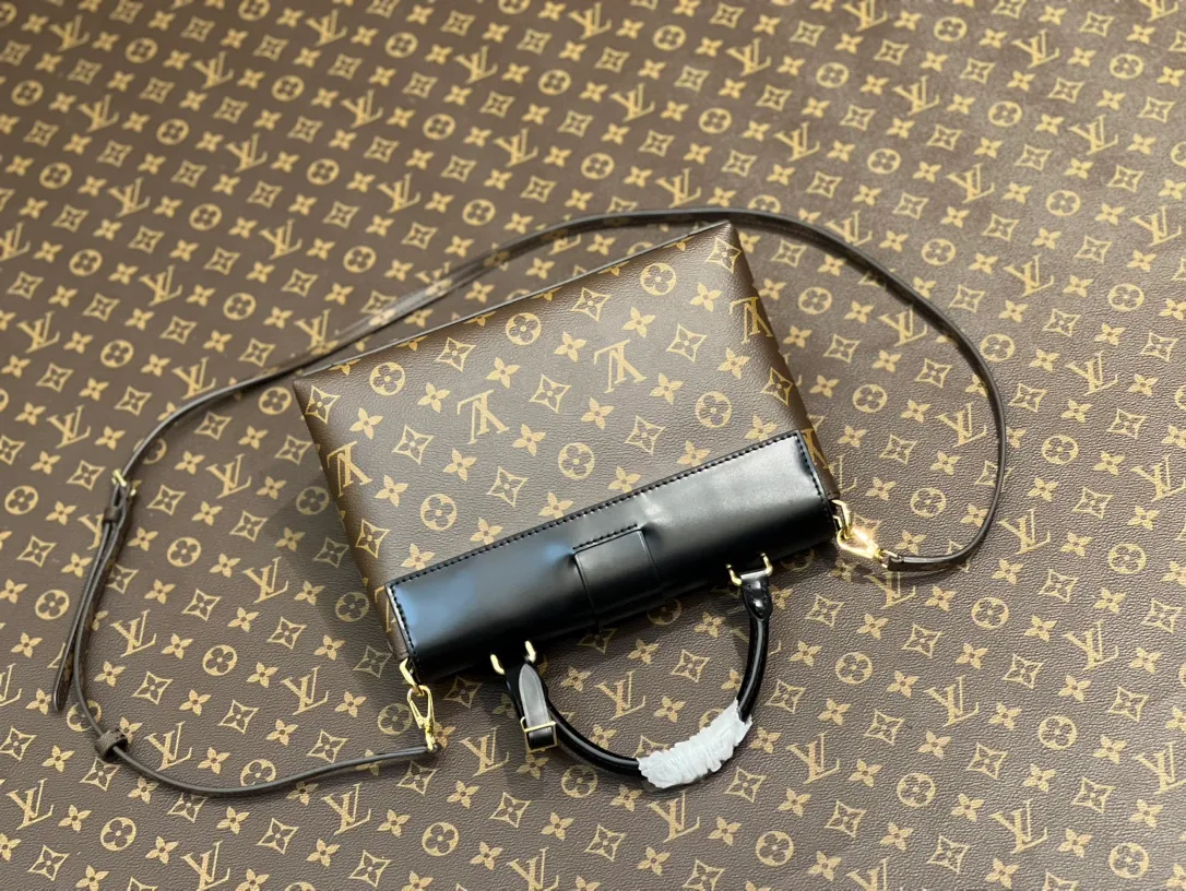 💰980 Top Original M43125 Presbyopia Messenger Bag Series Brand new One Handle flip handbag, its crisp and crisp lines and rich classic design details show its unique charm: equipped with suitcase-style locks, edges and LV name tags. A clever combination of Monogram canvas and Epi leather, a stylish and practical medium-sized urban handbag. Size:25.0×19.0×10.0cm