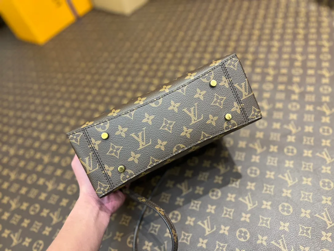 💰980 Top Original M43125 Presbyopia Messenger Bag Series Brand new One Handle flip handbag, its crisp and crisp lines and rich classic design details show its unique charm: equipped with suitcase-style locks, edges and LV name tags. A clever combination of Monogram canvas and Epi leather, a stylish and practical medium-sized urban handbag. Size:25.0×19.0×10.0cm