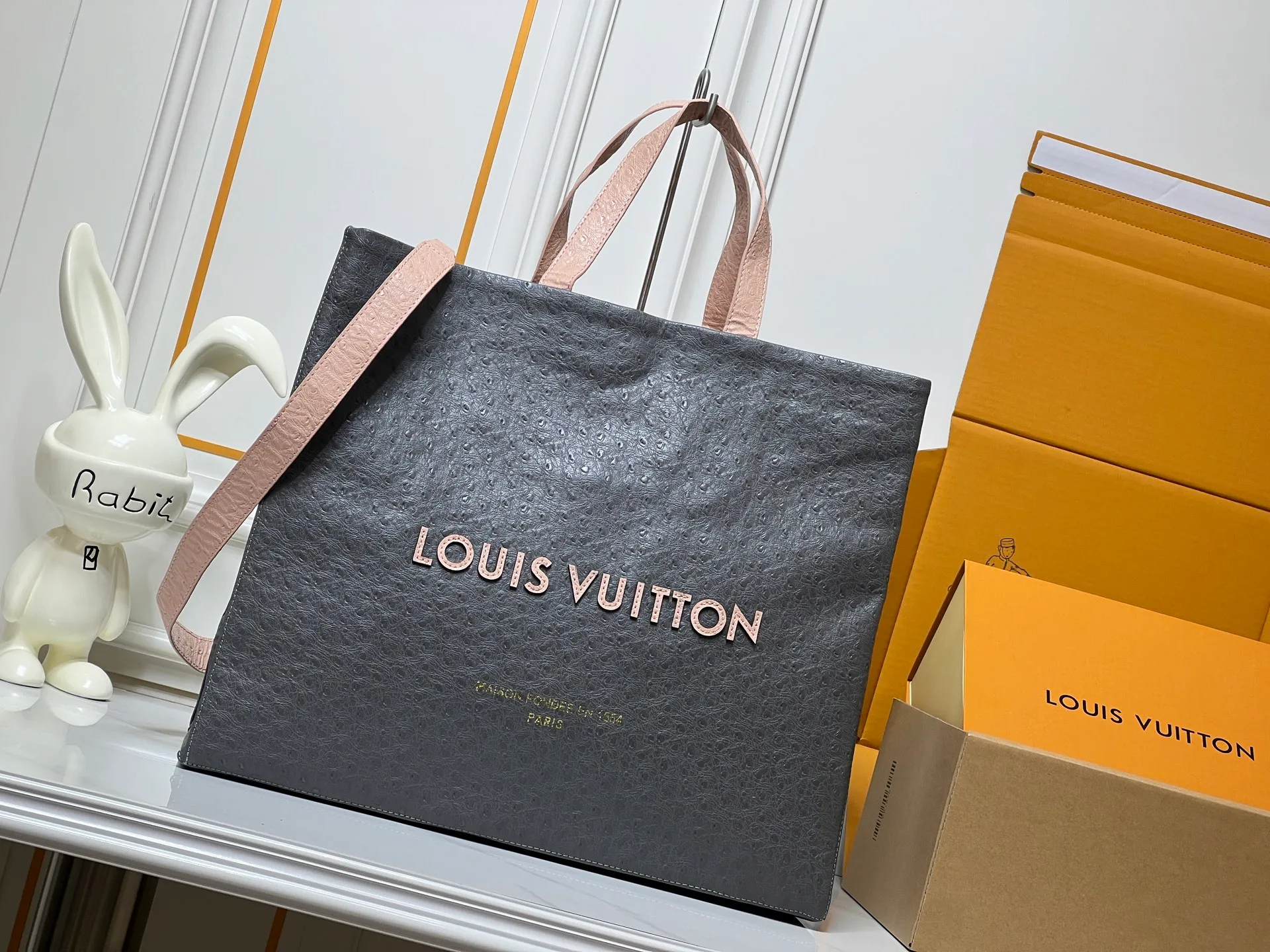 Batch 320💰M24457 Black Orange Blue Green Gray Presbyopia Plaid Black Crocodile Orange Crocodile Pattern 9 Colors ✔️ This Shopper medium handbag draws inspiration from Louis Vuitton shopping bags, with the words Louis Vuitton and Maison Fondée En 1854 written on soft cow leather, with a top handle and a detachable shoulder strap. Size: 40x32x16cm