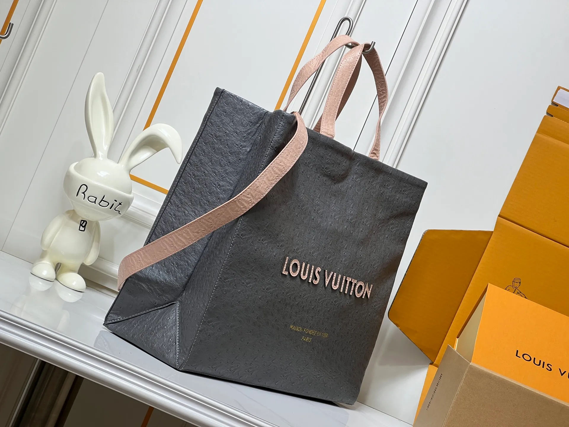 Batch 320💰M24457 Black Orange Blue Green Gray Presbyopia Plaid Black Crocodile Orange Crocodile Pattern 9 Colors ✔️ This Shopper medium handbag draws inspiration from Louis Vuitton shopping bags, with the words Louis Vuitton and Maison Fondée En 1854 written on soft cow leather, with a top handle and a detachable shoulder strap. Size: 40x32x16cm