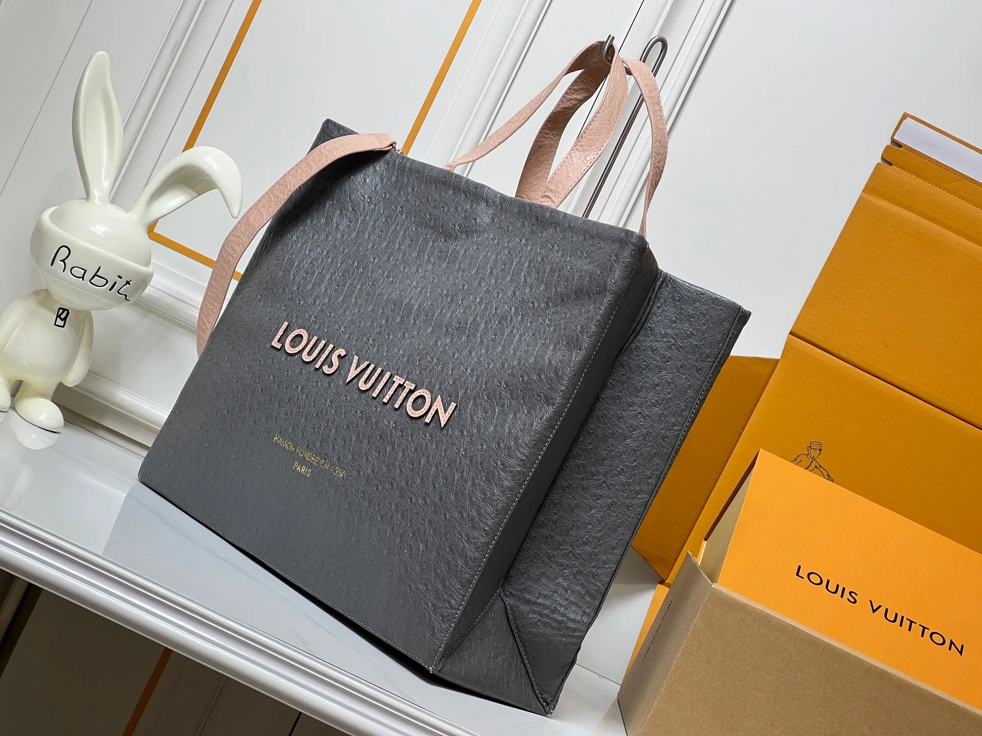 Batch 320💰M24457 Black Orange Blue Green Gray Presbyopia Plaid Black Crocodile Orange Crocodile Pattern 9 Colors ✔️ This Shopper medium handbag draws inspiration from Louis Vuitton shopping bags, with the words Louis Vuitton and Maison Fondée En 1854 written on soft cow leather, with a top handle and a detachable shoulder strap. Size: 40x32x16cm