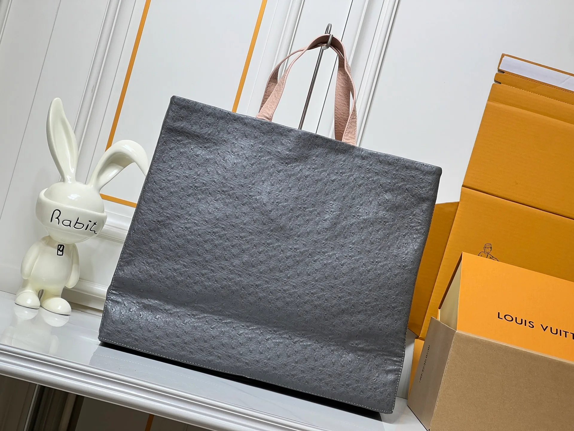 Batch 320💰M24457 Black Orange Blue Green Gray Presbyopia Plaid Black Crocodile Orange Crocodile Pattern 9 Colors ✔️ This Shopper medium handbag draws inspiration from Louis Vuitton shopping bags, with the words Louis Vuitton and Maison Fondée En 1854 written on soft cow leather, with a top handle and a detachable shoulder strap. Size: 40x32x16cm