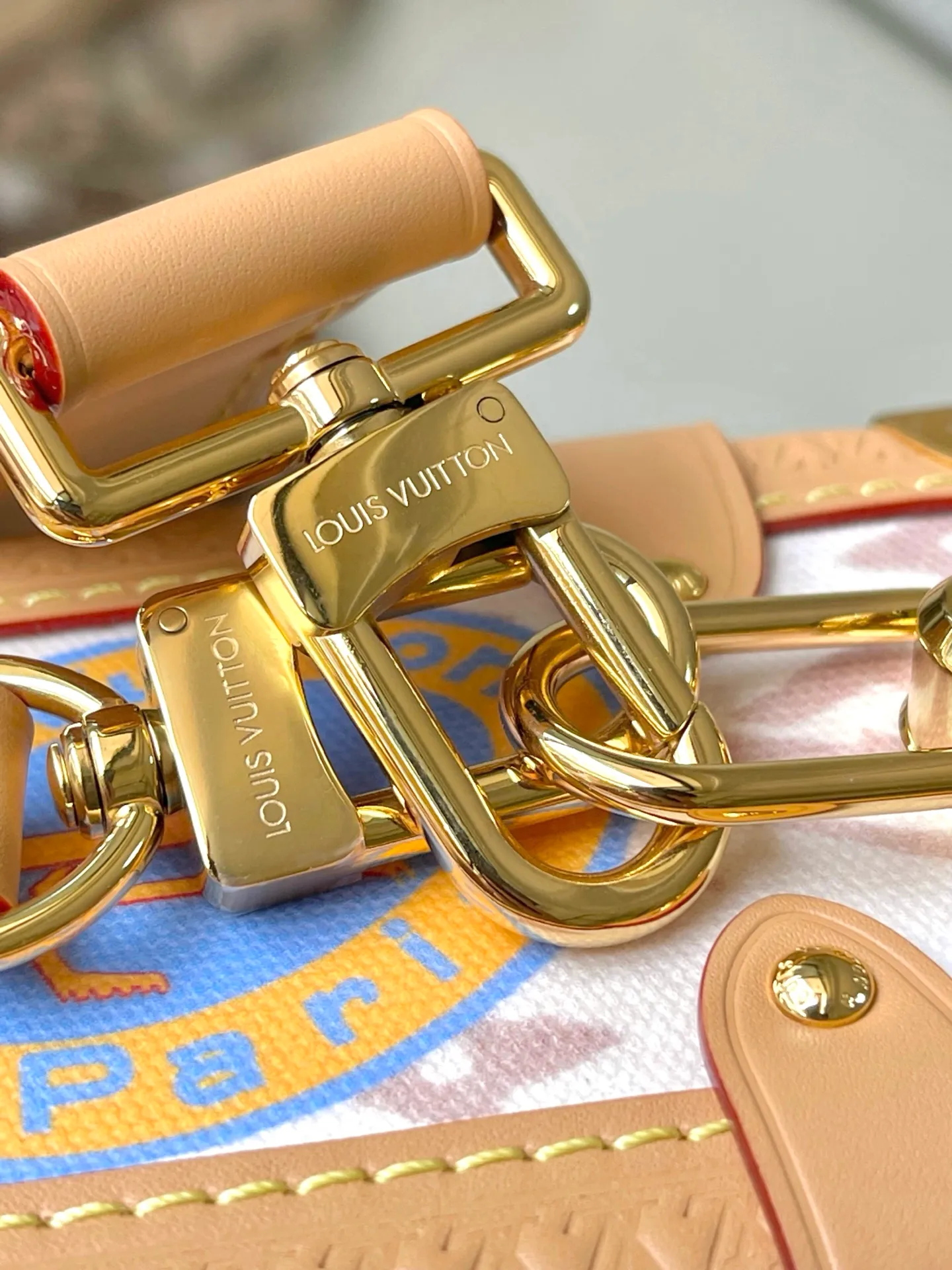 💰1180 (steel hardware) top original order M14606 This Side Trunk medium handbag is from the Flight Mode series, giving the Monogram Dune canvas a retro look. The lightweight structure is embellished with a collage-effect label, the dazzling aircraft charm and the classic key bag are rich in details, and the cowhide leather trim pays tribute to the brand's trunk-making heritage. Dimensions: 23.5 × 16 × 8.5 cm