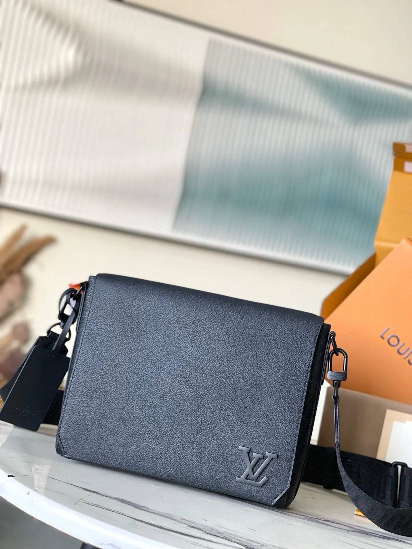 💰1120 (first-grain leather) top original order M57080 LV Aerogram messenger bag is full of trendy atmosphere with its minimalist design: the customizable labels on the fine cow leather surface are like stamps on old aviation letterheads, the right-angled flap opens the internal space, which can accommodate mobile phones, tablets and documents, and the zippered back pocket securely stores valuables. Size: 28×24×10cm