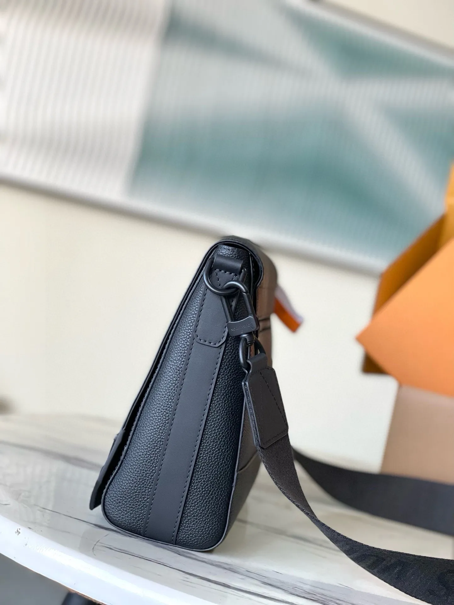 💰1120 (first-grain leather) top original order M57080 LV Aerogram messenger bag is full of trendy atmosphere with its minimalist design: the customizable labels on the fine cow leather surface are like stamps on old aviation letterheads, the right-angled flap opens the internal space, which can accommodate mobile phones, tablets and documents, and the zippered back pocket securely stores valuables. Size: 28×24×10cm
