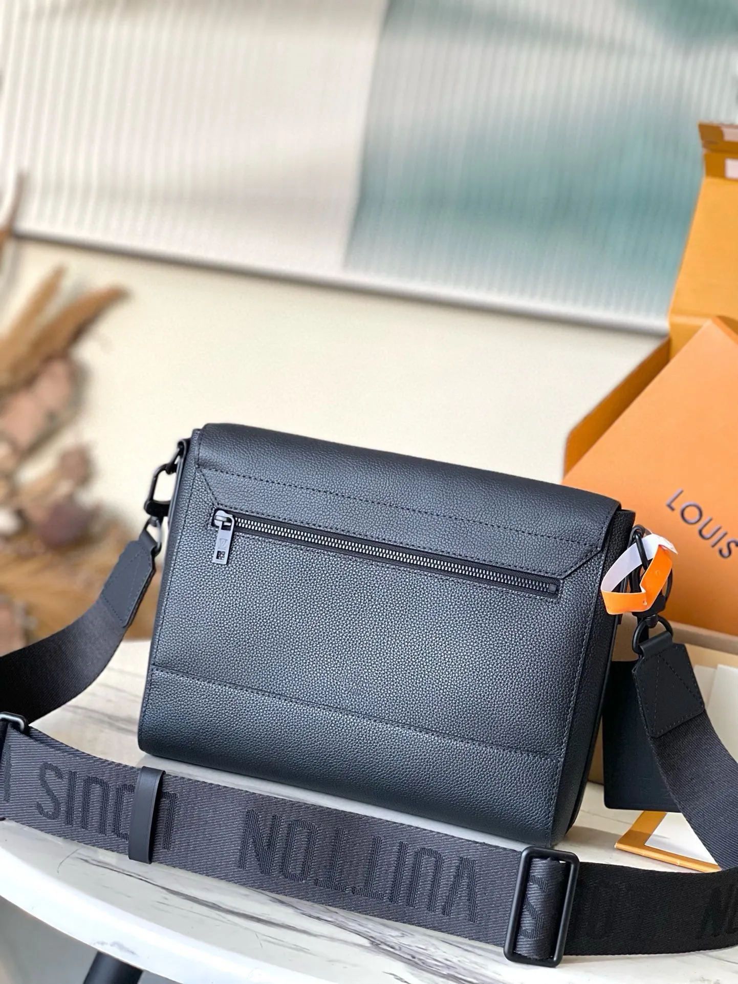 💰1120 (first-grain leather) top original order M57080 LV Aerogram messenger bag is full of trendy atmosphere with its minimalist design: the customizable labels on the fine cow leather surface are like stamps on old aviation letterheads, the right-angled flap opens the internal space, which can accommodate mobile phones, tablets and documents, and the zippered back pocket securely stores valuables. Size: 28×24×10cm