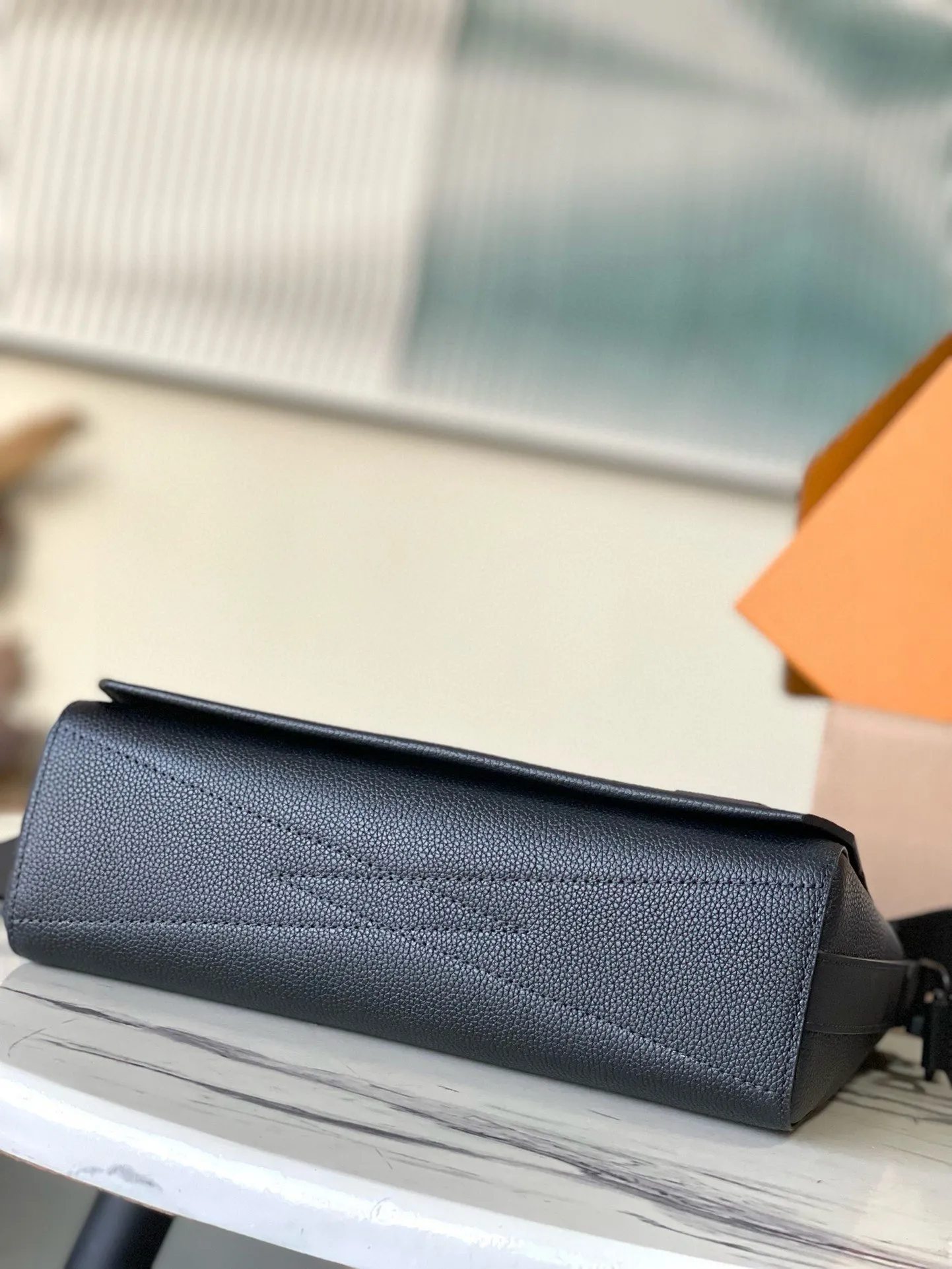 💰1120 (first-grain leather) top original order M57080 LV Aerogram messenger bag is full of trendy atmosphere with its minimalist design: the customizable labels on the fine cow leather surface are like stamps on old aviation letterheads, the right-angled flap opens the internal space, which can accommodate mobile phones, tablets and documents, and the zippered back pocket securely stores valuables. Size: 28×24×10cm