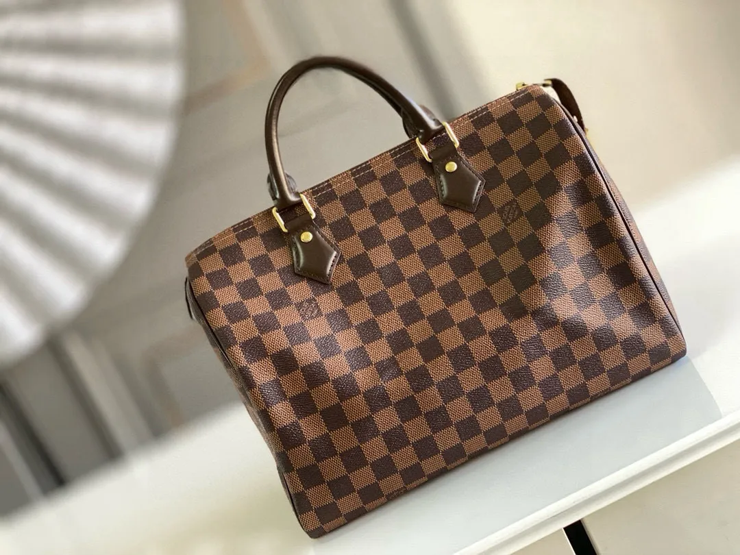 💰760 (strapless model) top original N41364 SPEEDY 30 handbag. Launched in 1930, the Speedy handbag was inspired by the travel revolution at that time and fully displays Louis Vuitton's iconic design style. This uniquely designed and ideal urban handbag is a stylish choice for urban girls. The Speedy 30 bag in Monogram canvas is as elegant as it is practical and durable. Detailed features 30 x 21 x 17 cm (Length x Height x Width) Shiny gold-tone brass hardware Fabric lining Leather trim Handles: Double handle