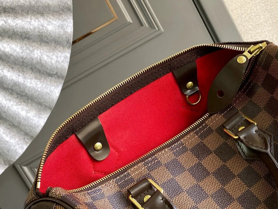 💰760 (strapless model) top original N41364 SPEEDY 30 handbag. Launched in 1930, the Speedy handbag was inspired by the travel revolution at that time and fully displays Louis Vuitton's iconic design style. This uniquely designed and ideal urban handbag is a stylish choice for urban girls. The Speedy 30 bag in Monogram canvas is as elegant as it is practical and durable. Detailed features 30 x 21 x 17 cm (Length x Height x Width) Shiny gold-tone brass hardware Fabric lining Leather trim Handles: Double handle