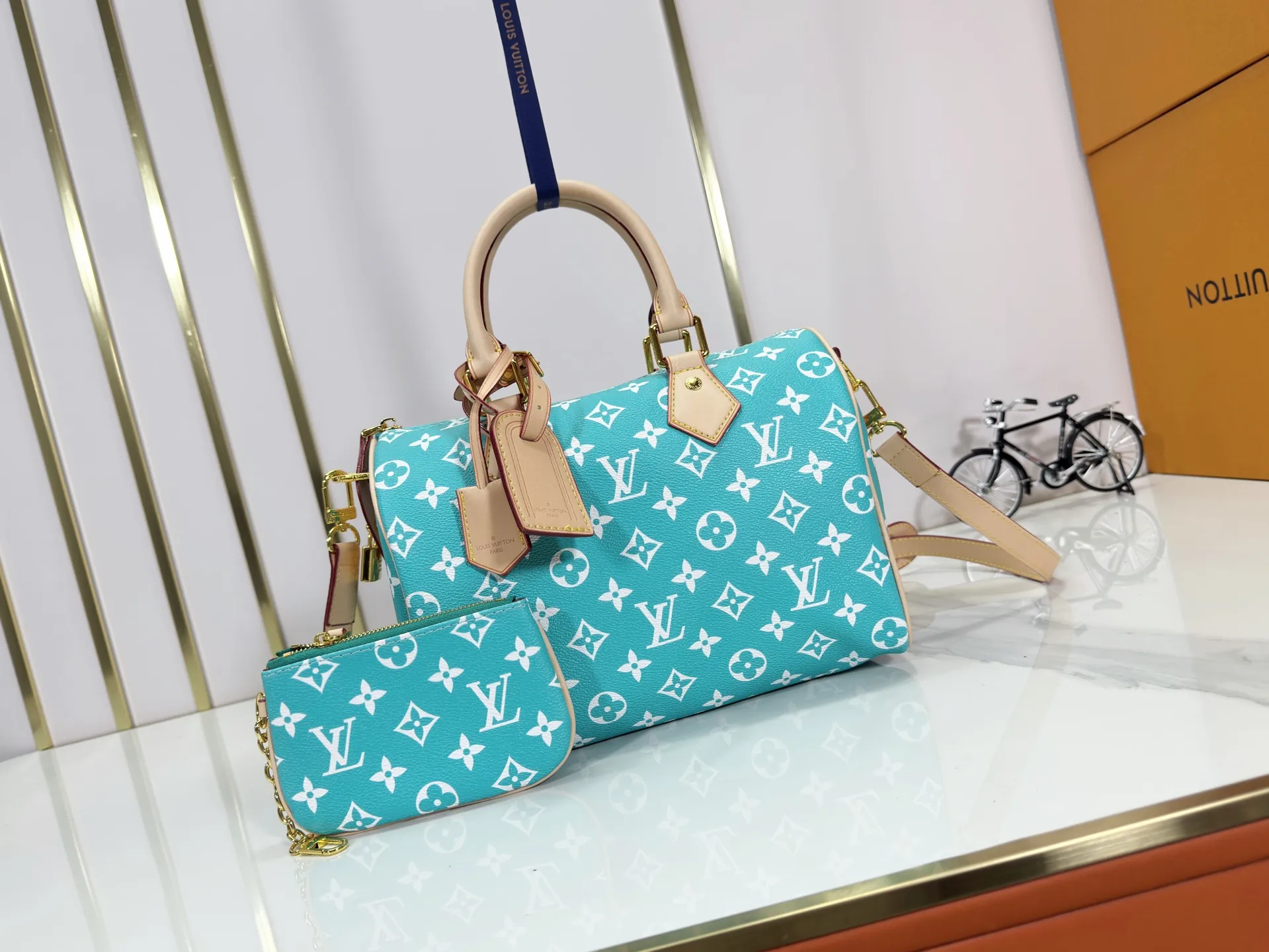 P280 Upgraded original M24426 M24425 M24424 M24423 M24443 M This Speedy Bandoulière 25 Monogram Leather handbag is made of soft cow leather and uses Monogram pattern to reproduce the elegant look and feel of canvas printing. Dazzling metal hardware, sheepskin lining and nameplate all reflect Creative Director Pharrell Williams' relentless attention to detail. Dimensions: 25.0 x 15.0 x 15.0 cm (length x height x width)