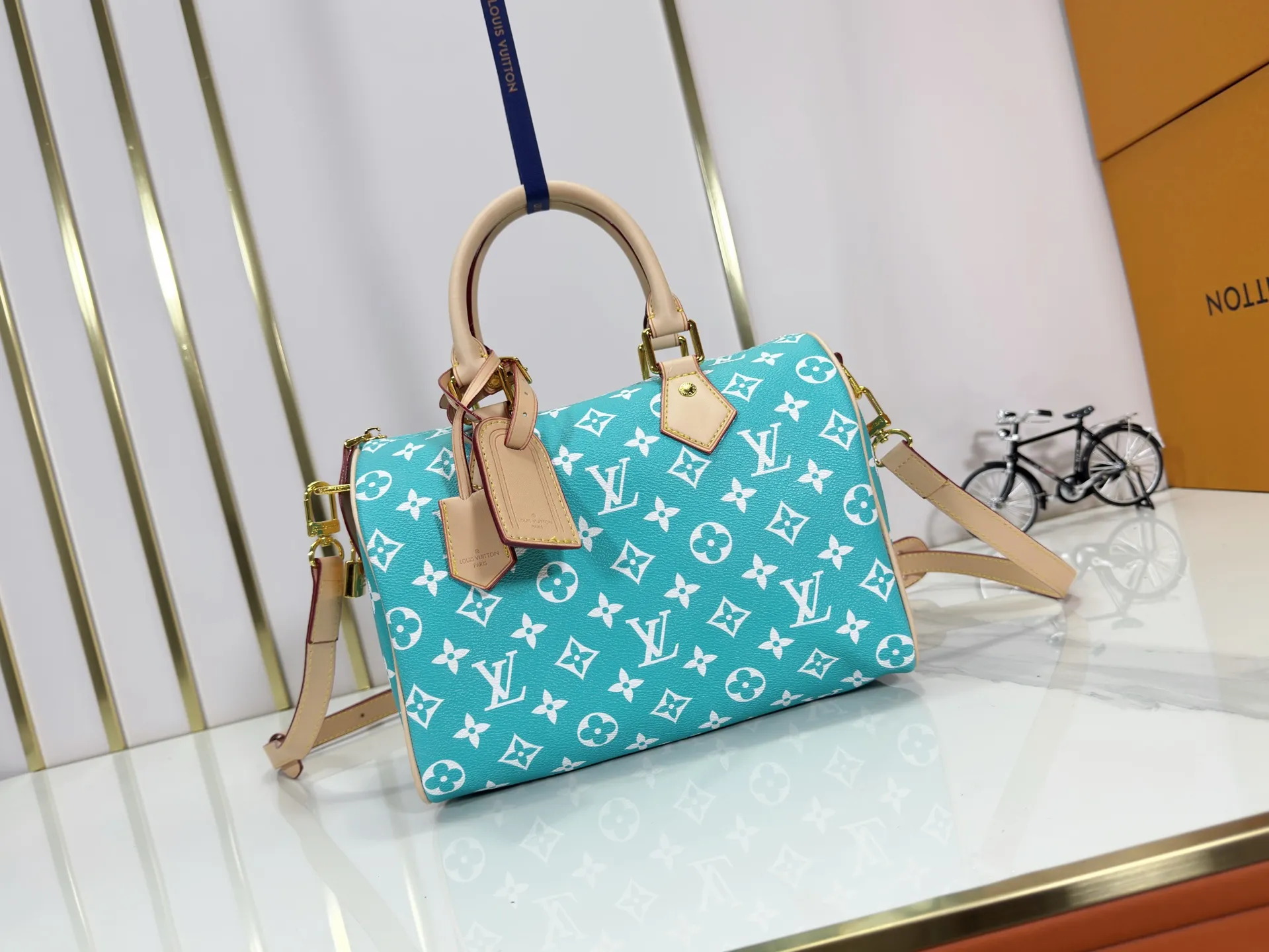 P280 Upgraded original M24426 M24425 M24424 M24423 M24443 M This Speedy Bandoulière 25 Monogram Leather handbag is made of soft cow leather and uses Monogram pattern to reproduce the elegant look and feel of canvas printing. Dazzling metal hardware, sheepskin lining and nameplate all reflect Creative Director Pharrell Williams' relentless attention to detail. Dimensions: 25.0 x 15.0 x 15.0 cm (length x height x width)