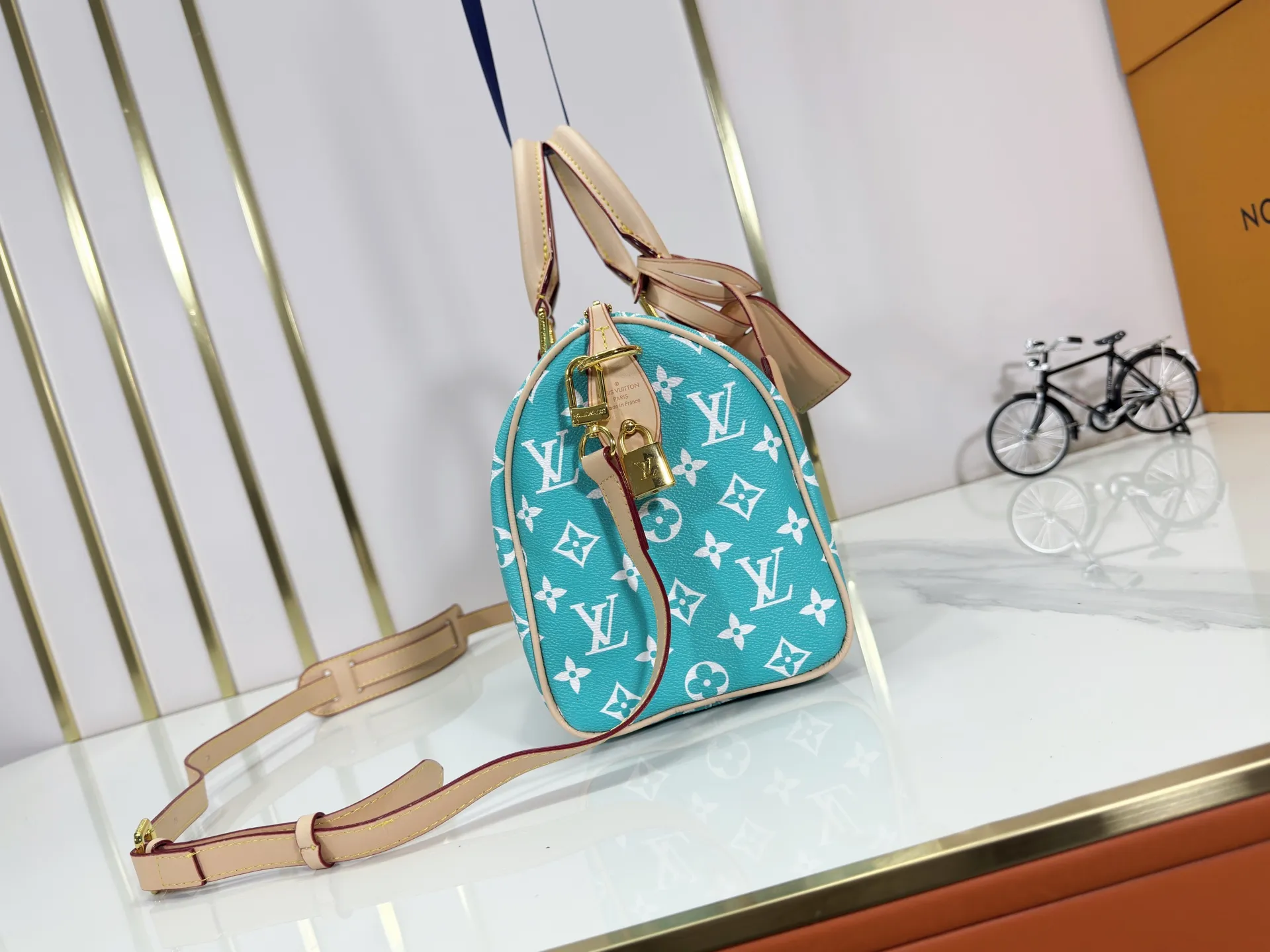 P280 Upgraded original M24426 M24425 M24424 M24423 M24443 M This Speedy Bandoulière 25 Monogram Leather handbag is made of soft cow leather and uses Monogram pattern to reproduce the elegant look and feel of canvas printing. Dazzling metal hardware, sheepskin lining and nameplate all reflect Creative Director Pharrell Williams' relentless attention to detail. Dimensions: 25.0 x 15.0 x 15.0 cm (length x height x width)