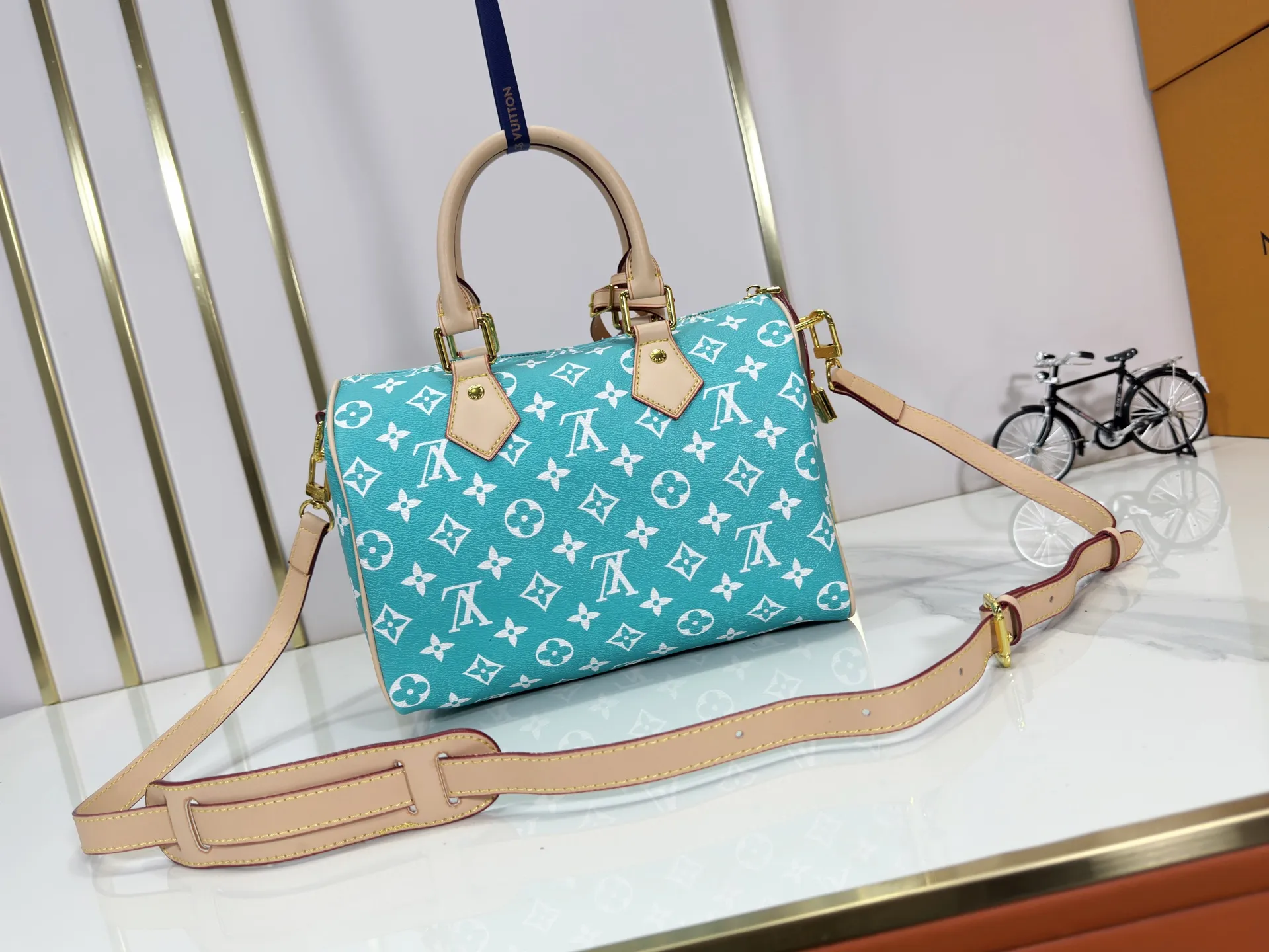 P280 Upgraded original M24426 M24425 M24424 M24423 M24443 M This Speedy Bandoulière 25 Monogram Leather handbag is made of soft cow leather and uses Monogram pattern to reproduce the elegant look and feel of canvas printing. Dazzling metal hardware, sheepskin lining and nameplate all reflect Creative Director Pharrell Williams' relentless attention to detail. Dimensions: 25.0 x 15.0 x 15.0 cm (length x height x width)