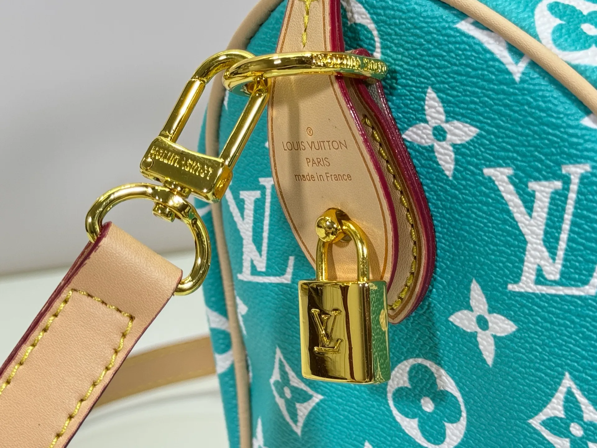 P280 Upgraded original M24426 M24425 M24424 M24423 M24443 M This Speedy Bandoulière 25 Monogram Leather handbag is made of soft cow leather and uses Monogram pattern to reproduce the elegant look and feel of canvas printing. Dazzling metal hardware, sheepskin lining and nameplate all reflect Creative Director Pharrell Williams' relentless attention to detail. Dimensions: 25.0 x 15.0 x 15.0 cm (length x height x width)