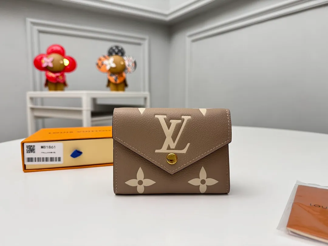 Factory price 380 [Top original order] M80968 apricot color, M81861 apricot color 👏👏 This Victorine wallet is made of soft grained Monogram Empreinte leather and embellished with Louis Vuitton's classic Monogram embossed pattern. Two-tone leather accentuates this pattern and adds sophistication to the overall design. The wallet is compact in size and has enough space to store banknotes, change and business cards. Dimensions: 12 x 9.5 x 2.5cm.