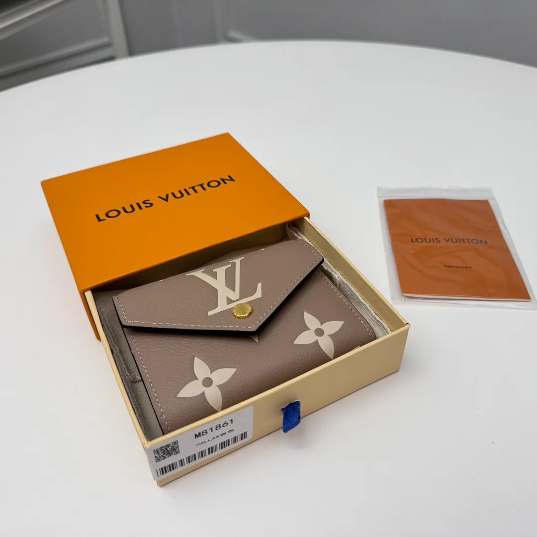 Factory price 380 [Top original order] M80968 apricot color, M81861 apricot color 👏👏 This Victorine wallet is made of soft grained Monogram Empreinte leather and embellished with Louis Vuitton's classic Monogram embossed pattern. Two-tone leather accentuates this pattern and adds sophistication to the overall design. The wallet is compact in size and has enough space to store banknotes, change and business cards. Dimensions: 12 x 9.5 x 2.5cm.