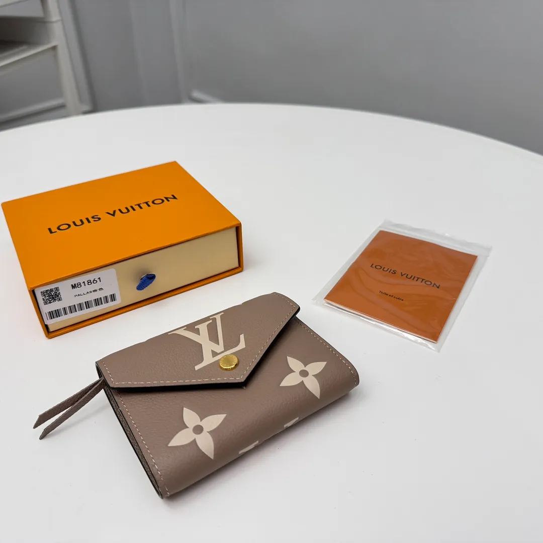 Factory price 380 [Top original order] M80968 apricot color, M81861 apricot color 👏👏 This Victorine wallet is made of soft grained Monogram Empreinte leather and embellished with Louis Vuitton's classic Monogram embossed pattern. Two-tone leather accentuates this pattern and adds sophistication to the overall design. The wallet is compact in size and has enough space to store banknotes, change and business cards. Dimensions: 12 x 9.5 x 2.5cm.
