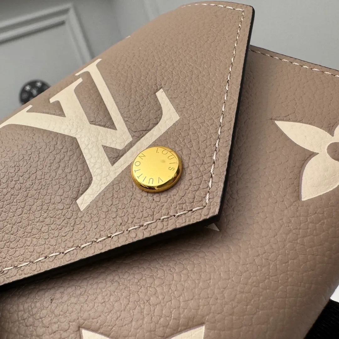 Factory price 380 [Top original order] M80968 apricot color, M81861 apricot color 👏👏 This Victorine wallet is made of soft grained Monogram Empreinte leather and embellished with Louis Vuitton's classic Monogram embossed pattern. Two-tone leather accentuates this pattern and adds sophistication to the overall design. The wallet is compact in size and has enough space to store banknotes, change and business cards. Dimensions: 12 x 9.5 x 2.5cm.
