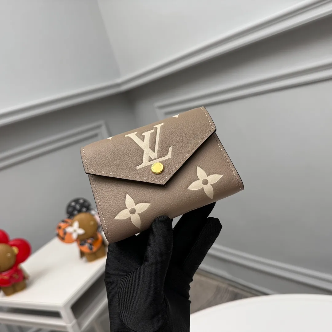 Factory price 380 [Top original order] M80968 apricot color, M81861 apricot color 👏👏 This Victorine wallet is made of soft grained Monogram Empreinte leather and embellished with Louis Vuitton's classic Monogram embossed pattern. Two-tone leather accentuates this pattern and adds sophistication to the overall design. The wallet is compact in size and has enough space to store banknotes, change and business cards. Dimensions: 12 x 9.5 x 2.5cm.