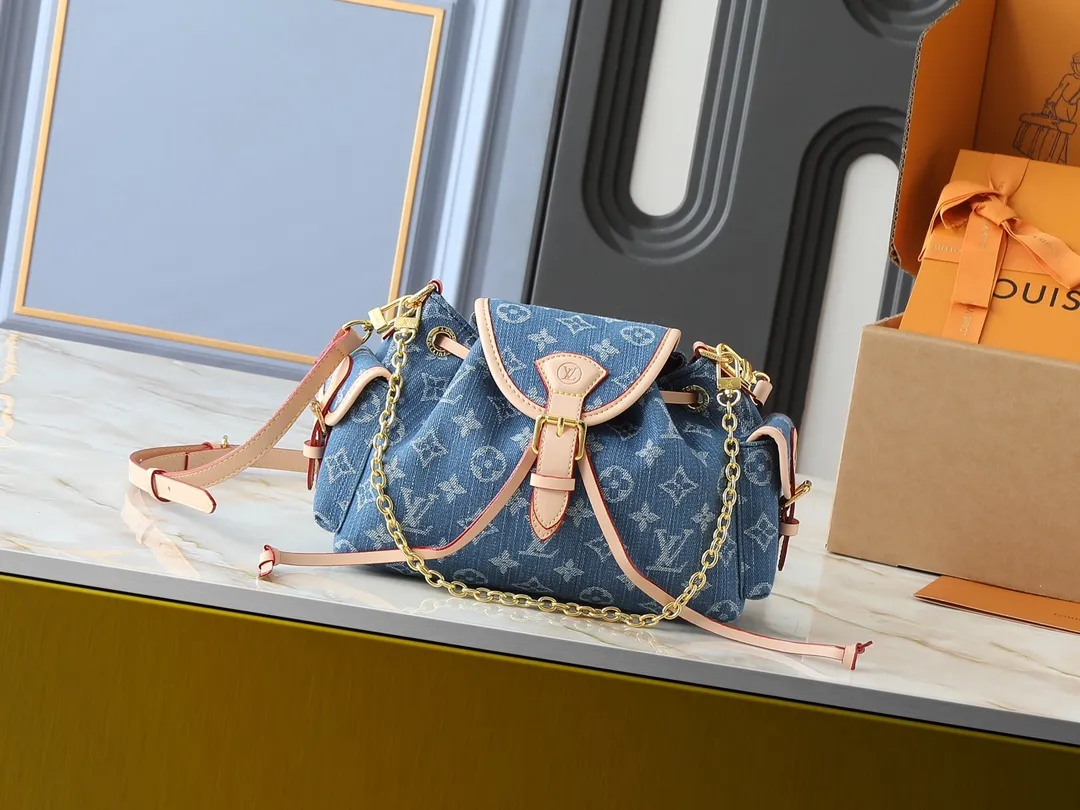 💰280💰Upgraded from the original M25554 M25085 Odyssée handbag from the 2025 early autumn series, it cleverly recalls the Excursion backpack design of the 2024 Cruise early spring series, paying tribute to Louis Vuitton's travel heritage with a classic touch. The cowhide leather body is decorated with the Monogram Bold pattern, and the decorative buckle and detachable chain are the finishing touches. The side pockets allow you to easily carry your keys or lipstick. Dimensions: 27.0 x 17.0 x 12.0 cm (length x height x width)