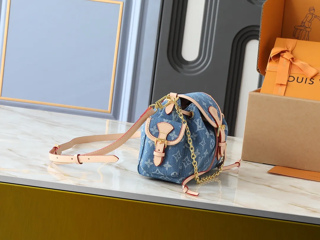 💰280💰Upgraded from the original M25554 M25085 Odyssée handbag from the 2025 early autumn series, it cleverly recalls the Excursion backpack design of the 2024 Cruise early spring series, paying tribute to Louis Vuitton's travel heritage with a classic touch. The cowhide leather body is decorated with the Monogram Bold pattern, and the decorative buckle and detachable chain are the finishing touches. The side pockets allow you to easily carry your keys or lipstick. Dimensions: 27.0 x 17.0 x 12.0 cm (length x height x width)