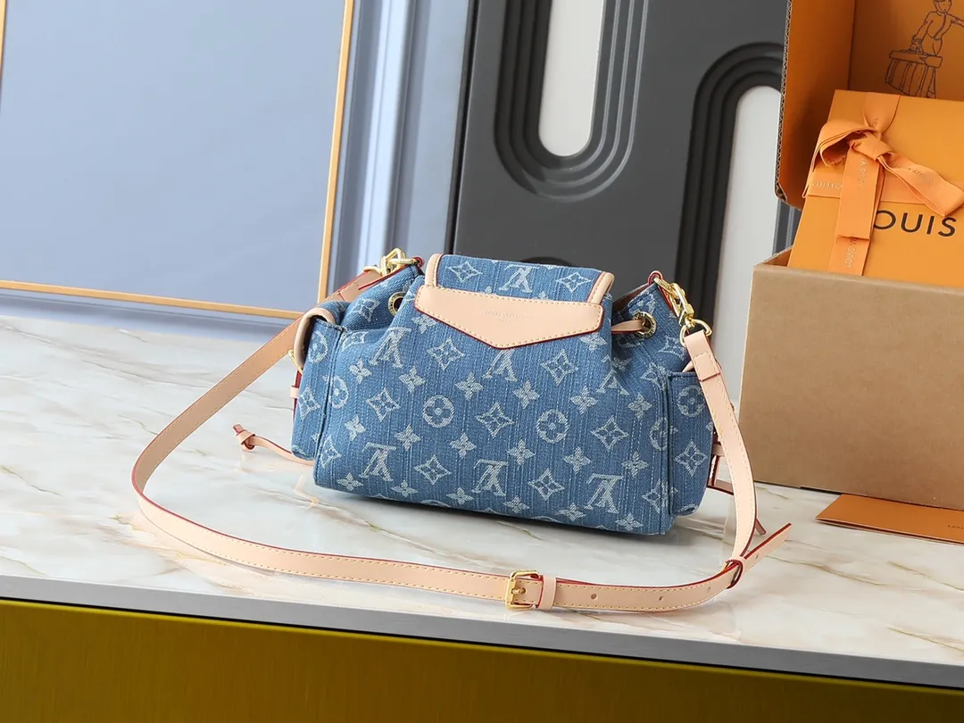 💰280💰Upgraded from the original M25554 M25085 Odyssée handbag from the 2025 early autumn series, it cleverly recalls the Excursion backpack design of the 2024 Cruise early spring series, paying tribute to Louis Vuitton's travel heritage with a classic touch. The cowhide leather body is decorated with the Monogram Bold pattern, and the decorative buckle and detachable chain are the finishing touches. The side pockets allow you to easily carry your keys or lipstick. Dimensions: 27.0 x 17.0 x 12.0 cm (length x height x width)