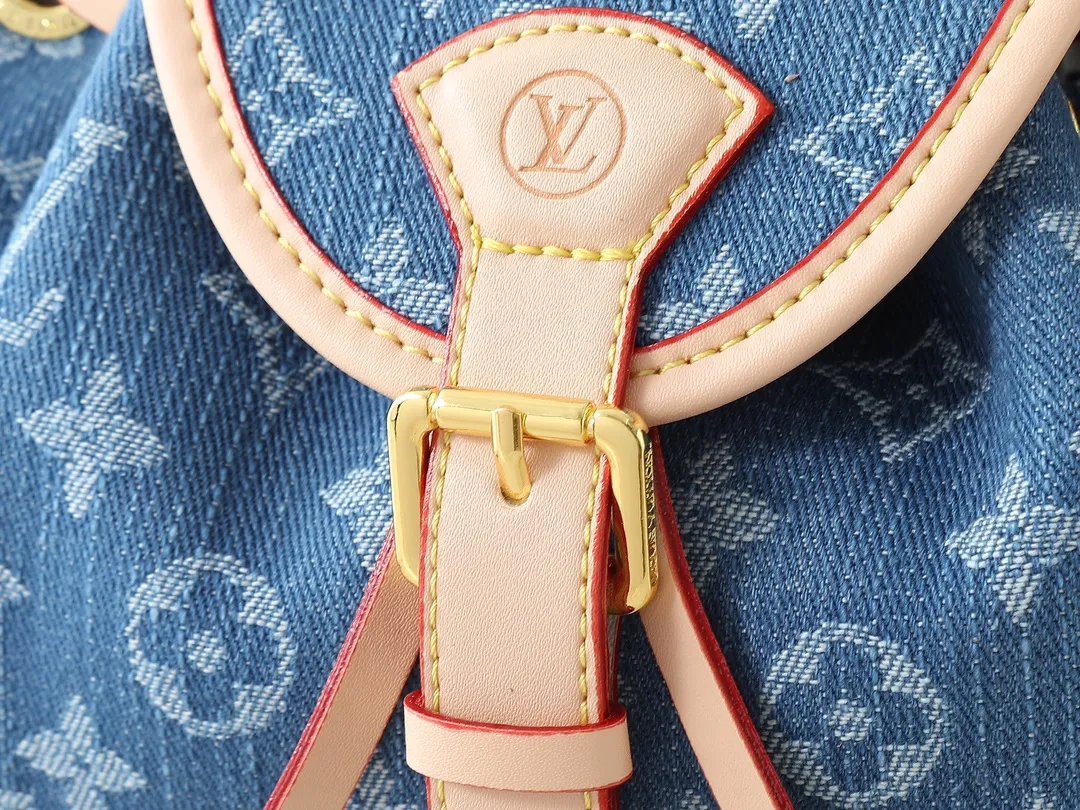 💰280💰Upgraded from the original M25554 M25085 Odyssée handbag from the 2025 early autumn series, it cleverly recalls the Excursion backpack design of the 2024 Cruise early spring series, paying tribute to Louis Vuitton's travel heritage with a classic touch. The cowhide leather body is decorated with the Monogram Bold pattern, and the decorative buckle and detachable chain are the finishing touches. The side pockets allow you to easily carry your keys or lipstick. Dimensions: 27.0 x 17.0 x 12.0 cm (length x height x width)