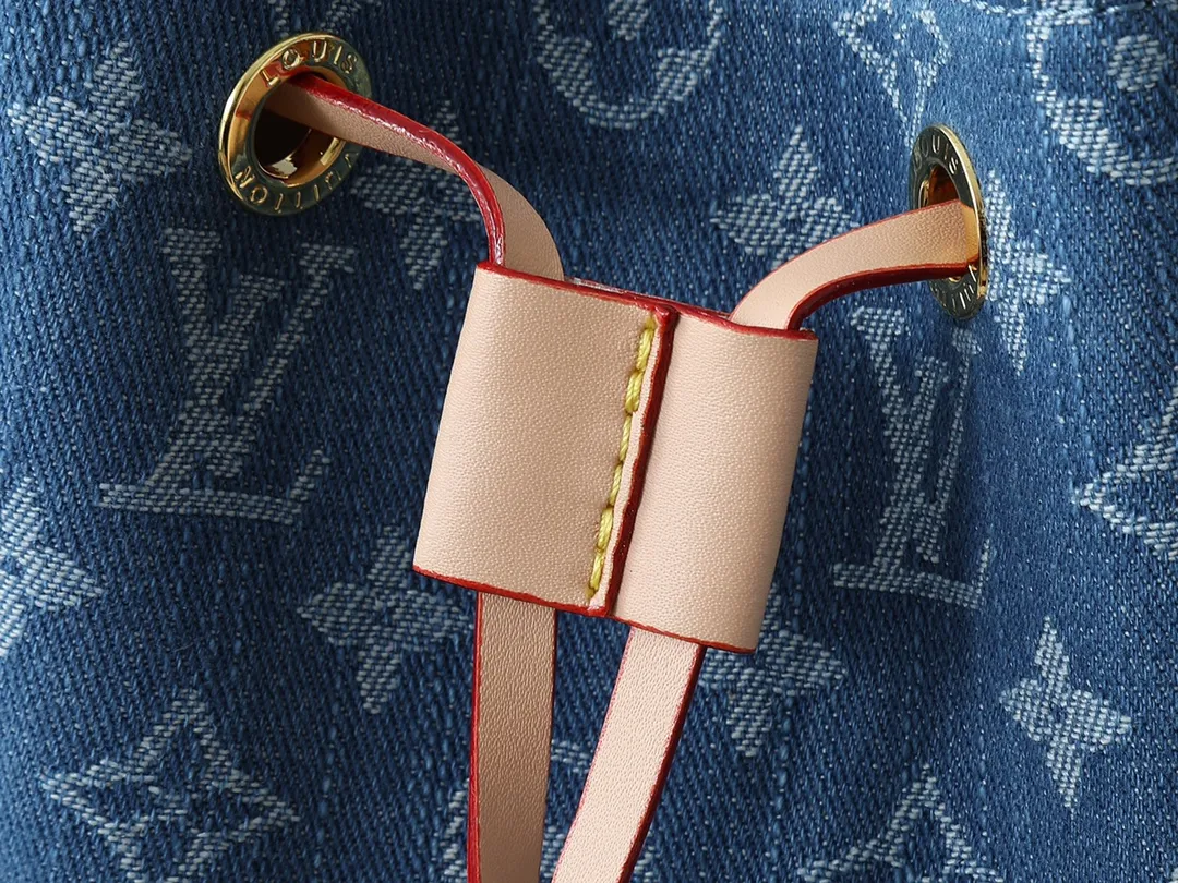 💰280💰Upgraded from the original M25554 M25085 Odyssée handbag from the 2025 early autumn series, it cleverly recalls the Excursion backpack design of the 2024 Cruise early spring series, paying tribute to Louis Vuitton's travel heritage with a classic touch. The cowhide leather body is decorated with the Monogram Bold pattern, and the decorative buckle and detachable chain are the finishing touches. The side pockets allow you to easily carry your keys or lipstick. Dimensions: 27.0 x 17.0 x 12.0 cm (length x height x width)