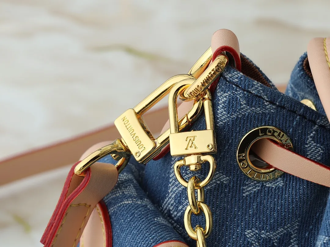 💰280💰Upgraded from the original M25554 M25085 Odyssée handbag from the 2025 early autumn series, it cleverly recalls the Excursion backpack design of the 2024 Cruise early spring series, paying tribute to Louis Vuitton's travel heritage with a classic touch. The cowhide leather body is decorated with the Monogram Bold pattern, and the decorative buckle and detachable chain are the finishing touches. The side pockets allow you to easily carry your keys or lipstick. Dimensions: 27.0 x 17.0 x 12.0 cm (length x height x width)
