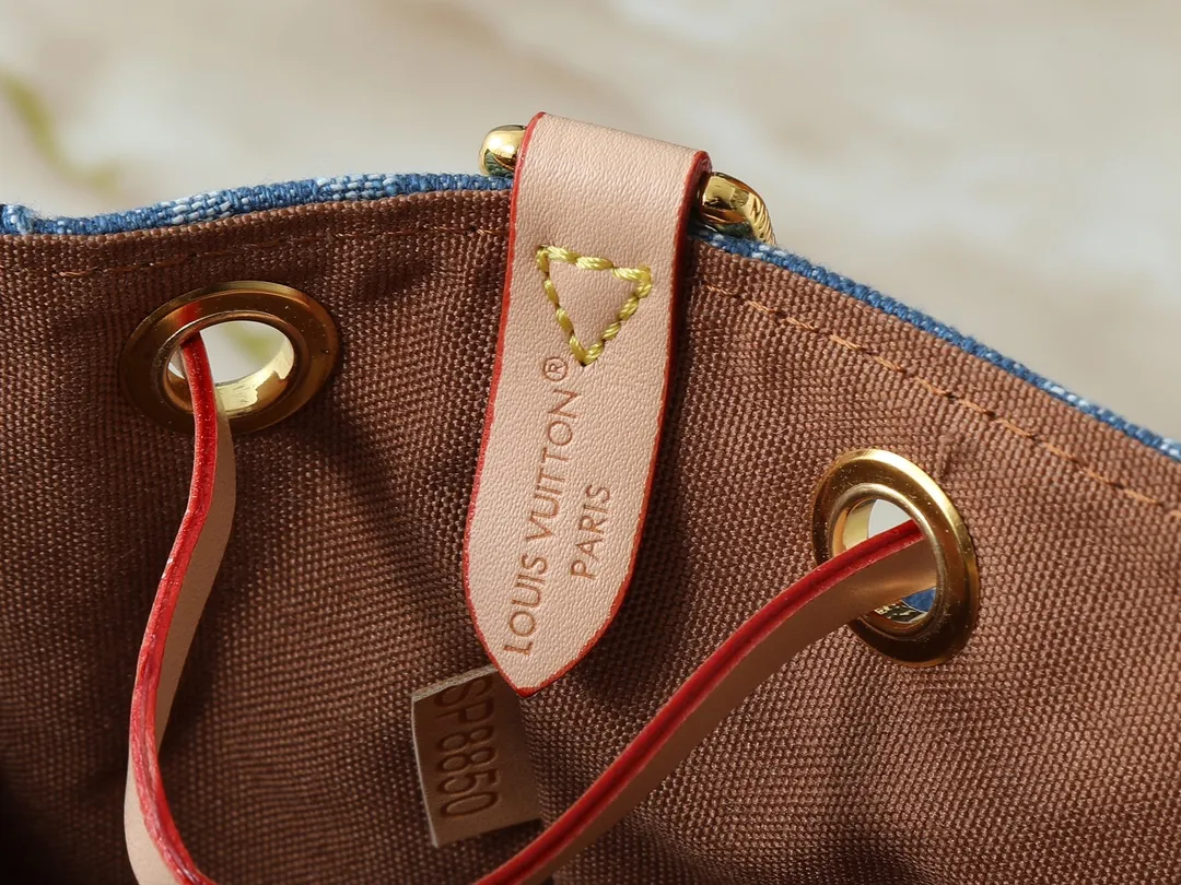 💰280💰Upgraded from the original M25554 M25085 Odyssée handbag from the 2025 early autumn series, it cleverly recalls the Excursion backpack design of the 2024 Cruise early spring series, paying tribute to Louis Vuitton's travel heritage with a classic touch. The cowhide leather body is decorated with the Monogram Bold pattern, and the decorative buckle and detachable chain are the finishing touches. The side pockets allow you to easily carry your keys or lipstick. Dimensions: 27.0 x 17.0 x 12.0 cm (length x height x width)
