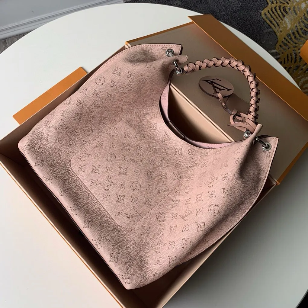 💰1220 (top layer leather) top-quality original actual photos M53188 powder This bag is made of imported granular Taurillon calfskin! Its fashionable silhouette is very youthful. The full leather punched braided wrist double tag women's shoulder bag oo [handshake] [handshake] is particularly beautiful when casually slung over the shoulder. The oversized shiny palladium copper twist lock closure adds an avant-garde touch. Size: 35x40x17cm!