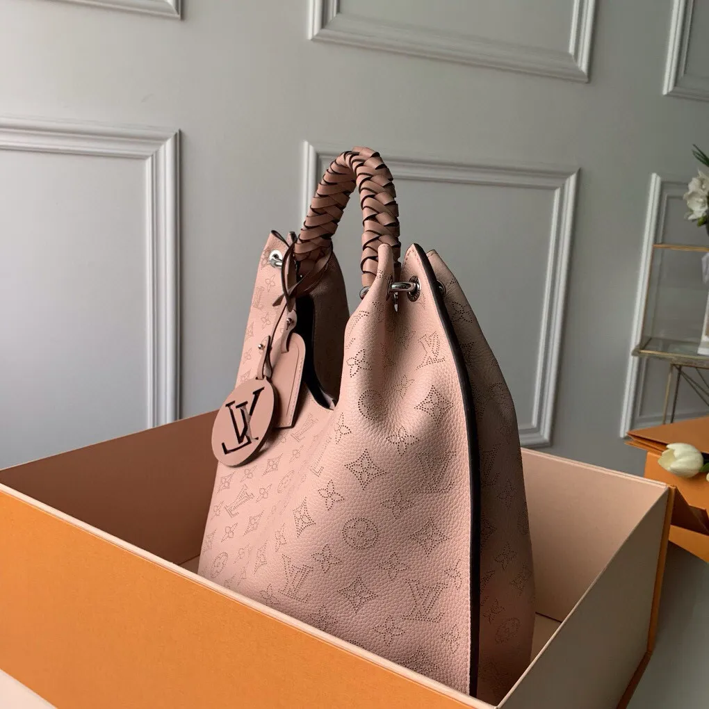 💰1220 (top layer leather) top-quality original actual photos M53188 powder This bag is made of imported granular Taurillon calfskin! Its fashionable silhouette is very youthful. The full leather punched braided wrist double tag women's shoulder bag oo [handshake] [handshake] is particularly beautiful when casually slung over the shoulder. The oversized shiny palladium copper twist lock closure adds an avant-garde touch. Size: 35x40x17cm!