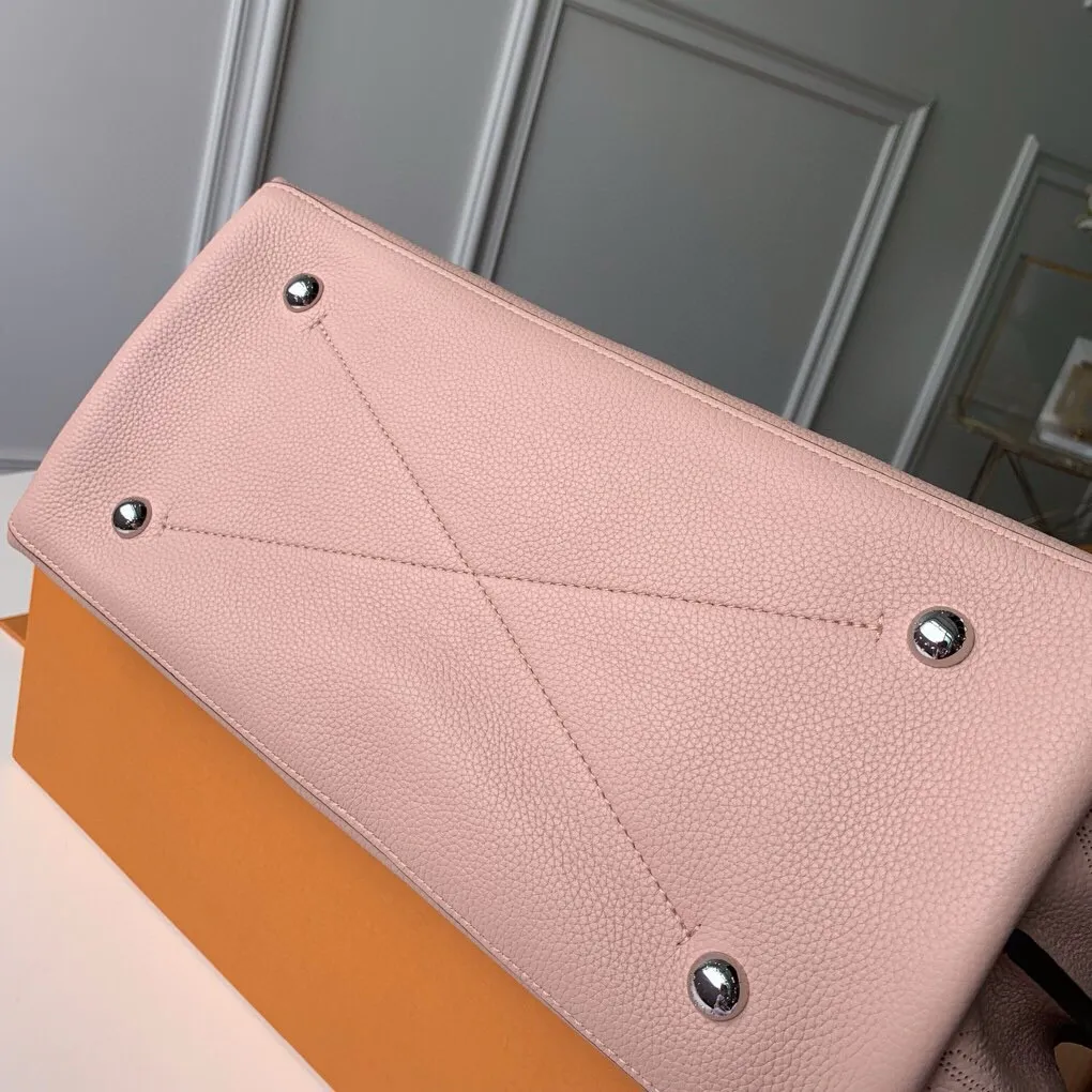💰1220 (top layer leather) top-quality original actual photos M53188 powder This bag is made of imported granular Taurillon calfskin! Its fashionable silhouette is very youthful. The full leather punched braided wrist double tag women's shoulder bag oo [handshake] [handshake] is particularly beautiful when casually slung over the shoulder. The oversized shiny palladium copper twist lock closure adds an avant-garde touch. Size: 35x40x17cm!