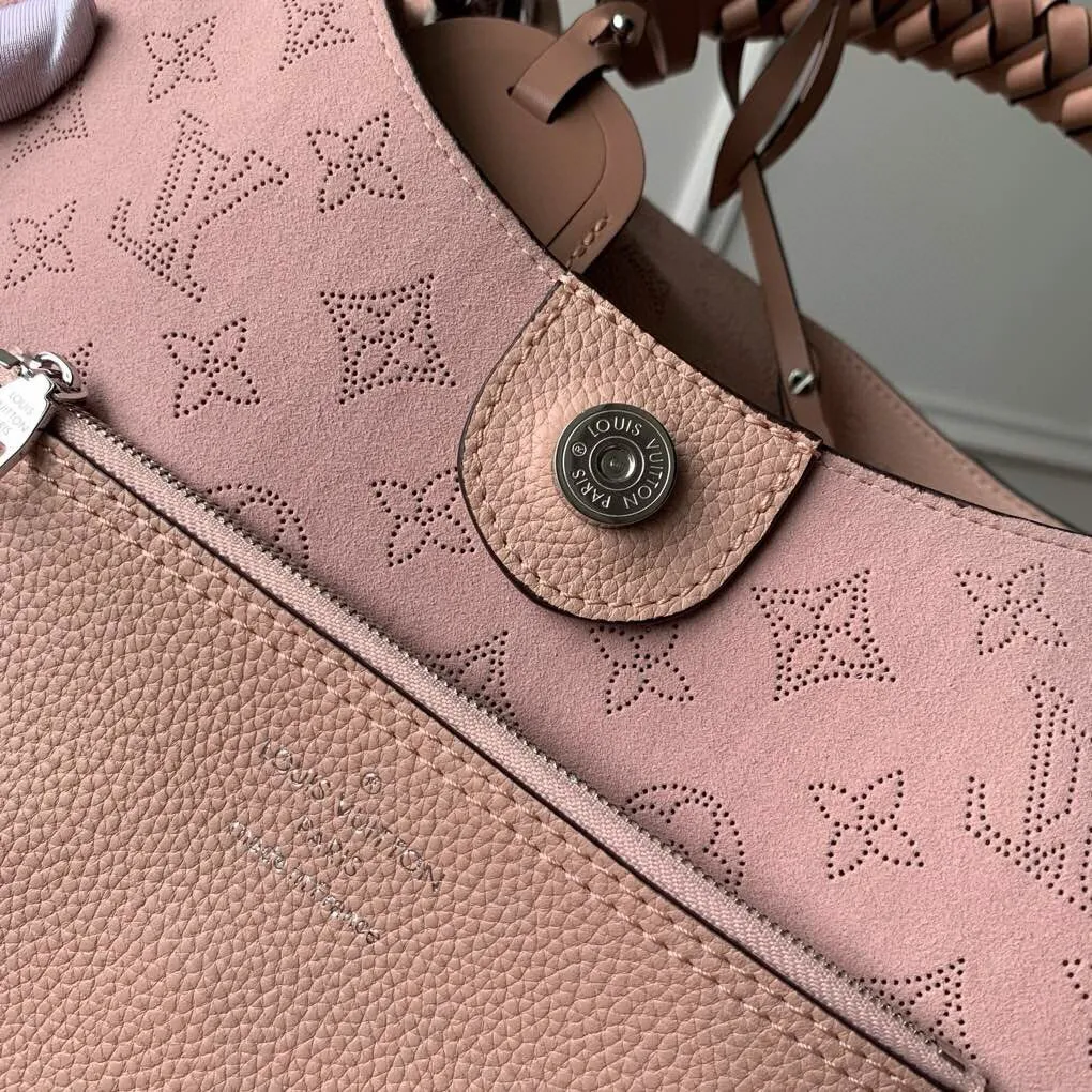 💰1220 (top layer leather) top-quality original actual photos M53188 powder This bag is made of imported granular Taurillon calfskin! Its fashionable silhouette is very youthful. The full leather punched braided wrist double tag women's shoulder bag oo [handshake] [handshake] is particularly beautiful when casually slung over the shoulder. The oversized shiny palladium copper twist lock closure adds an avant-garde touch. Size: 35x40x17cm!