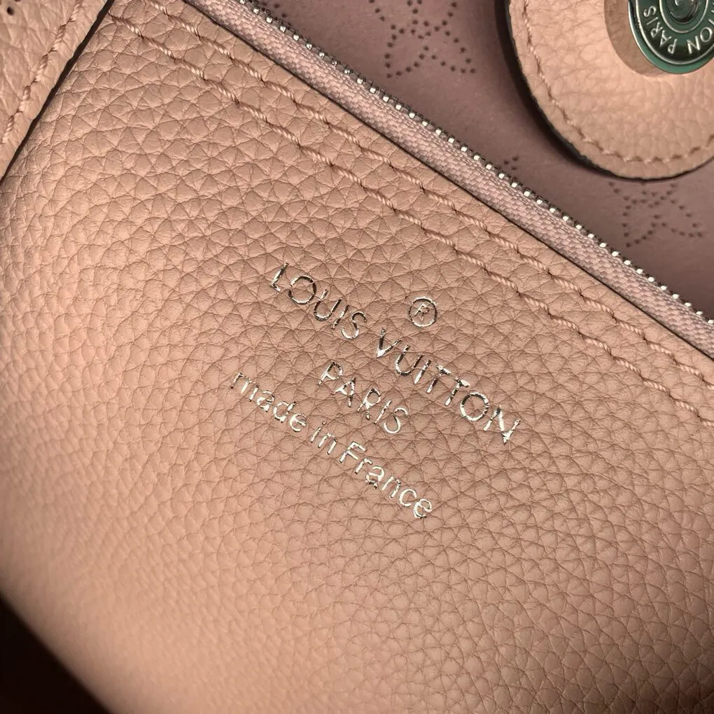 💰1220 (top layer leather) top-quality original actual photos M53188 powder This bag is made of imported granular Taurillon calfskin! Its fashionable silhouette is very youthful. The full leather punched braided wrist double tag women's shoulder bag oo [handshake] [handshake] is particularly beautiful when casually slung over the shoulder. The oversized shiny palladium copper twist lock closure adds an avant-garde touch. Size: 35x40x17cm!