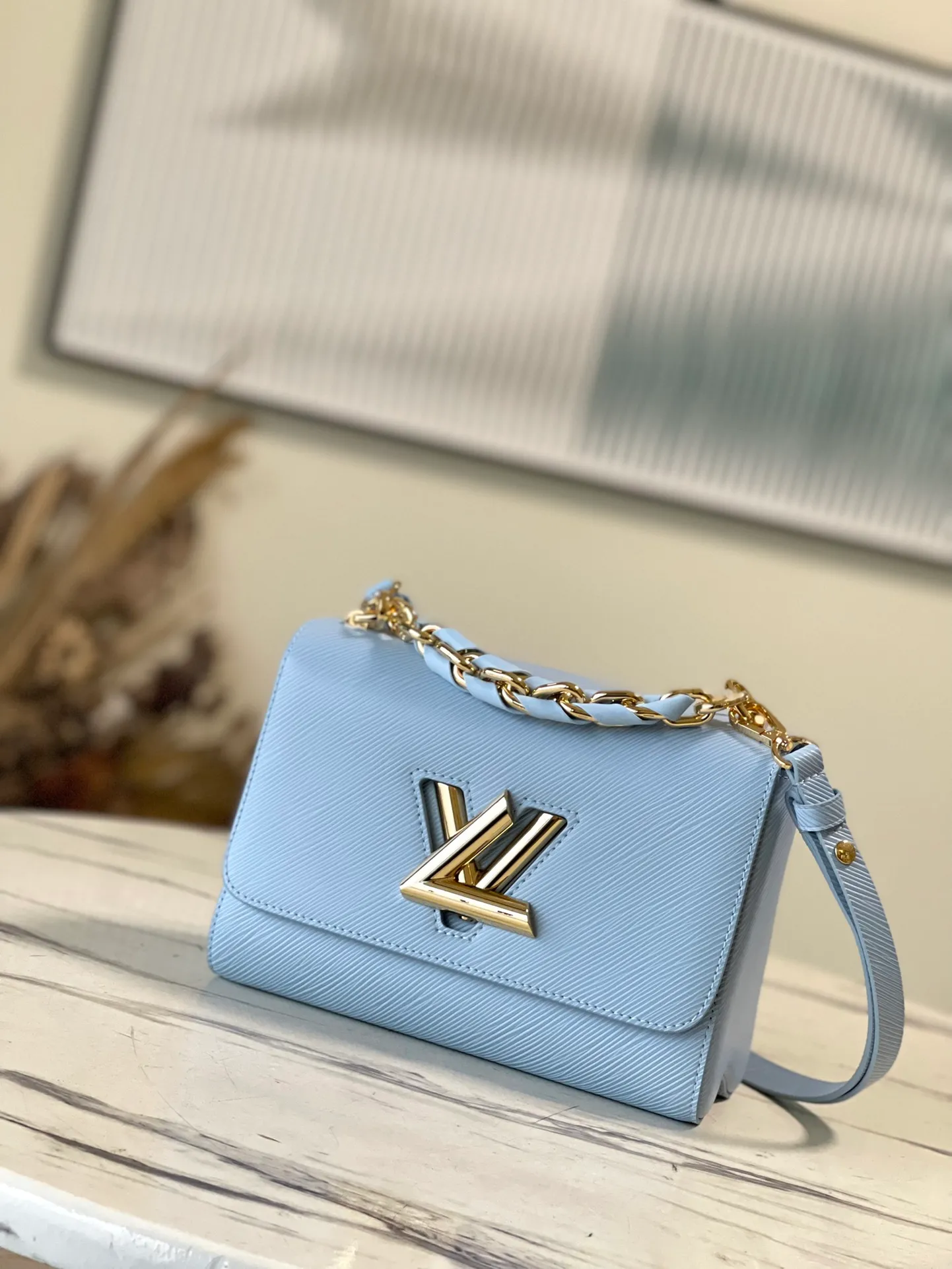 💰1160 (top layer leather) top original order M21721 blue In the spring of 2023, a new version of the Twist medium braided chain bag will be launched. The Epi grain leather bag is shiny, with a detachable leather braided chain, Twist twist lock and detachable and adjustable shoulder straps, with various carrying methods. Dimensions: 23 × 17 × 9.5 cm