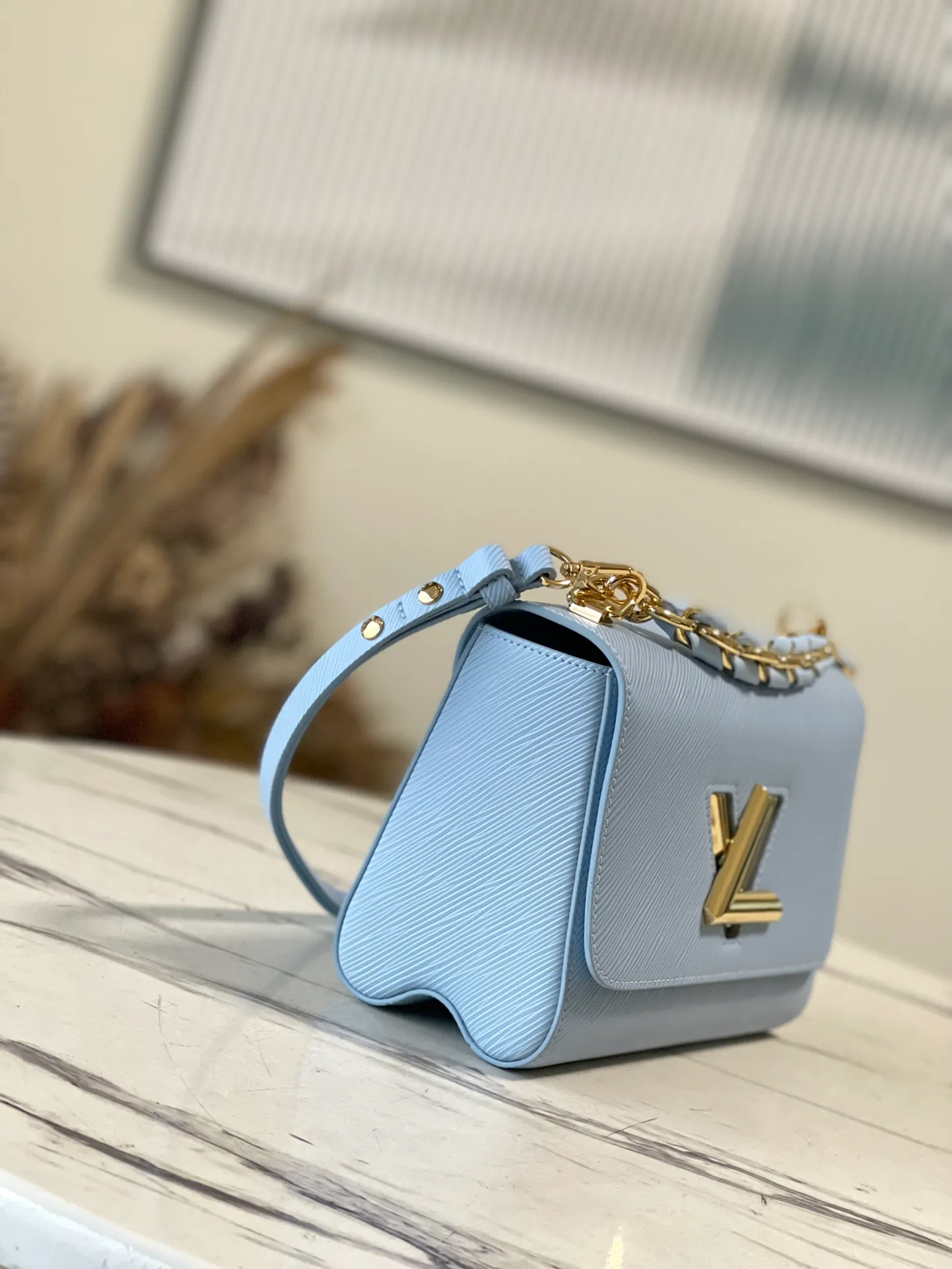 💰1160 (top layer leather) top original order M21721 blue In the spring of 2023, a new version of the Twist medium braided chain bag will be launched. The Epi grain leather bag is shiny, with a detachable leather braided chain, Twist twist lock and detachable and adjustable shoulder straps, with various carrying methods. Dimensions: 23 × 17 × 9.5 cm