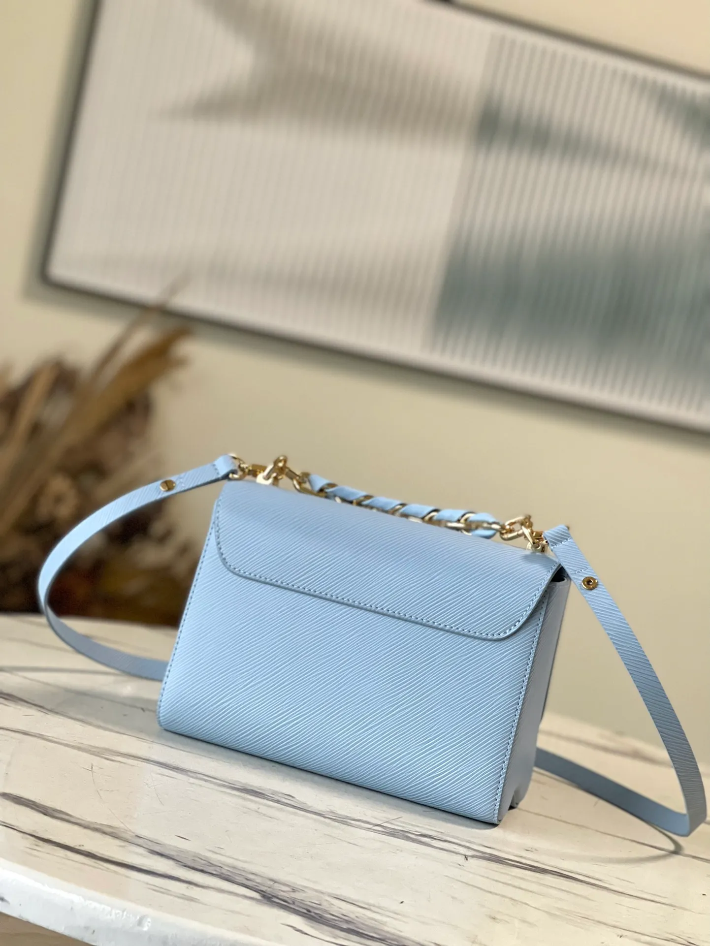 💰1160 (top layer leather) top original order M21721 blue In the spring of 2023, a new version of the Twist medium braided chain bag will be launched. The Epi grain leather bag is shiny, with a detachable leather braided chain, Twist twist lock and detachable and adjustable shoulder straps, with various carrying methods. Dimensions: 23 × 17 × 9.5 cm