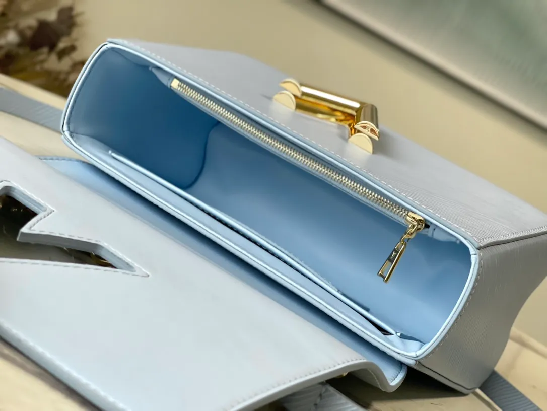 💰1160 (top layer leather) top original order M21721 blue In the spring of 2023, a new version of the Twist medium braided chain bag will be launched. The Epi grain leather bag is shiny, with a detachable leather braided chain, Twist twist lock and detachable and adjustable shoulder straps, with various carrying methods. Dimensions: 23 × 17 × 9.5 cm