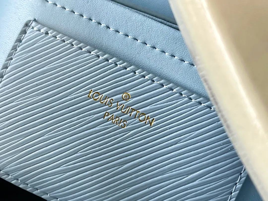💰1160 (top layer leather) top original order M21721 blue In the spring of 2023, a new version of the Twist medium braided chain bag will be launched. The Epi grain leather bag is shiny, with a detachable leather braided chain, Twist twist lock and detachable and adjustable shoulder straps, with various carrying methods. Dimensions: 23 × 17 × 9.5 cm
