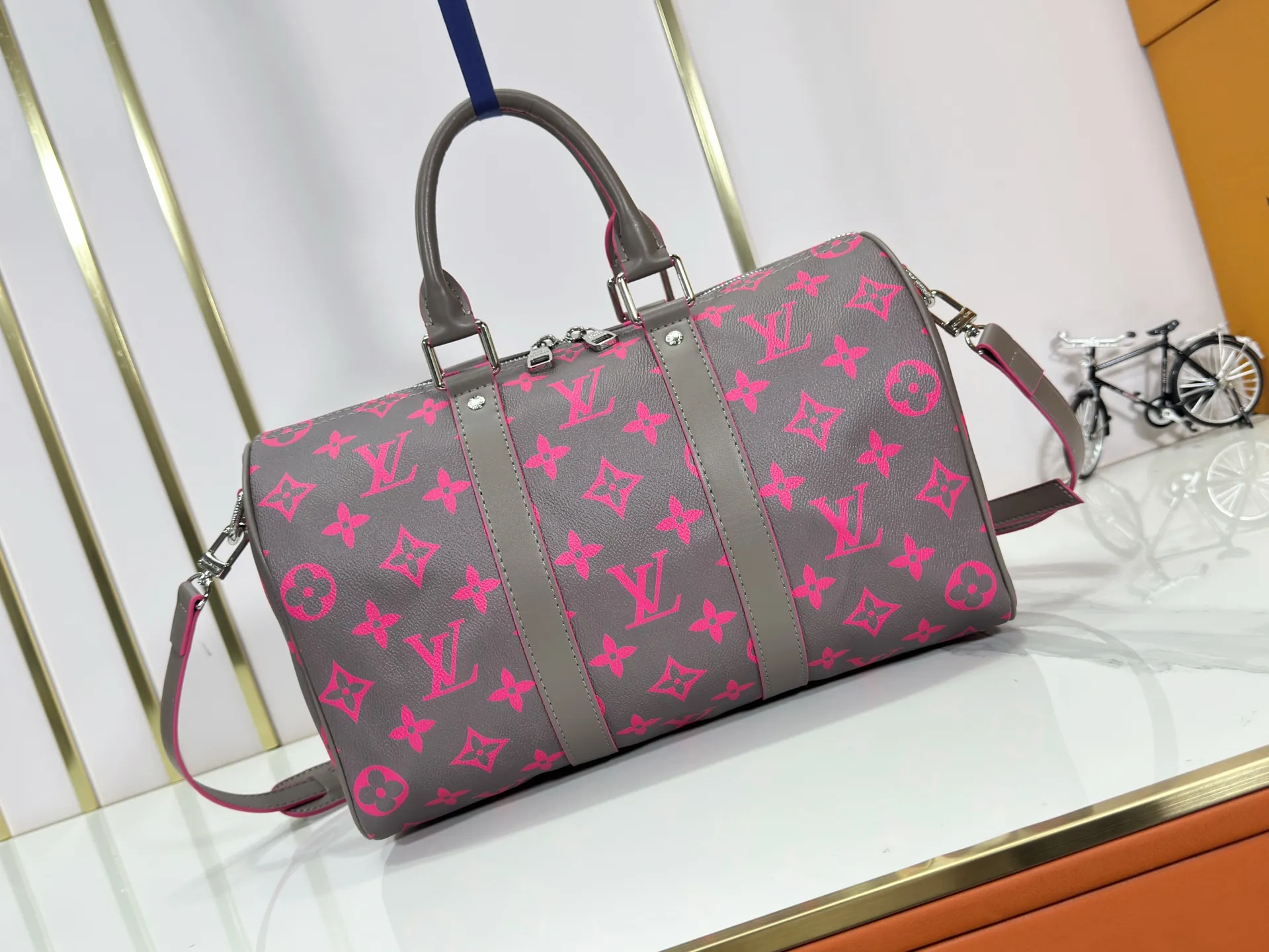 P300 upgraded original version M15023 fluorescent gray, blue M22573 M13865 M46655 black flower M22765 embossed top original model Keepall Bandoulière 35 handbag uses Monogram Eclipse coated canvas to convey restrained style. Leather top handles, side straps and hardware reflect classic heritage, while a removable and adjustable shoulder strap makes it comfortable to carry over the shoulder. Dimensions: 34.0 x 21.0 x 16.0 cm (length x height x width)