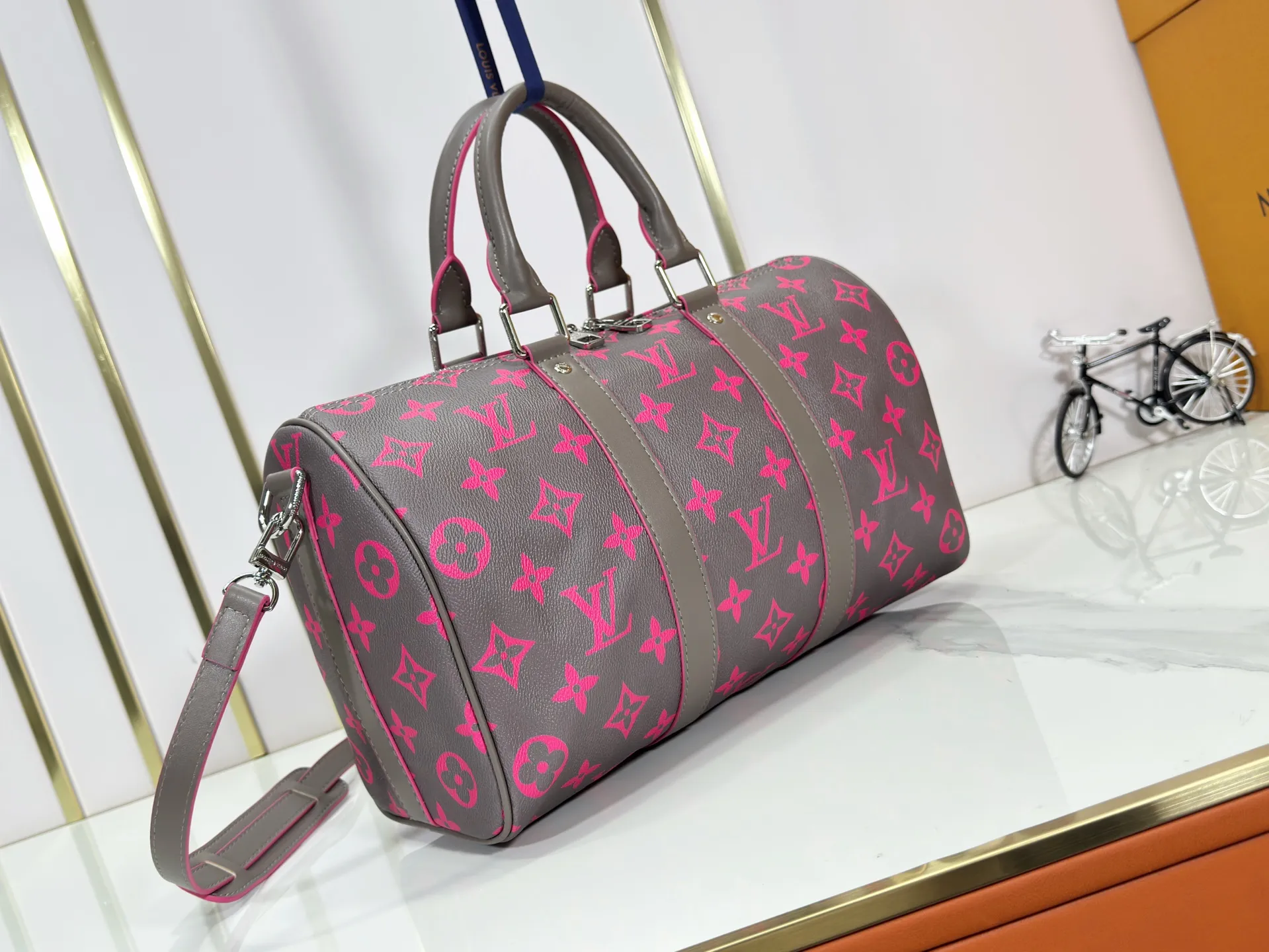P300 upgraded original version M15023 fluorescent gray, blue M22573 M13865 M46655 black flower M22765 embossed top original model Keepall Bandoulière 35 handbag uses Monogram Eclipse coated canvas to convey restrained style. Leather top handles, side straps and hardware reflect classic heritage, while a removable and adjustable shoulder strap makes it comfortable to carry over the shoulder. Dimensions: 34.0 x 21.0 x 16.0 cm (length x height x width)