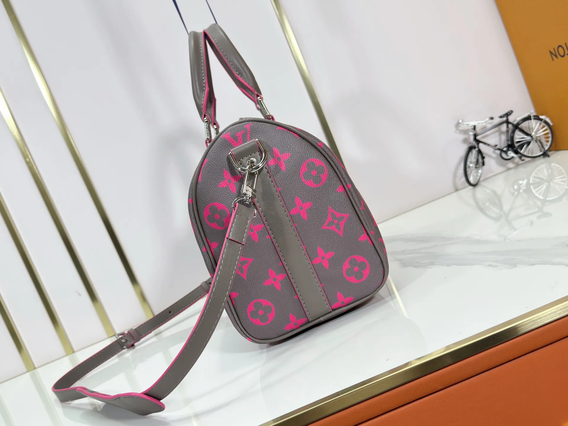 P300 upgraded original version M15023 fluorescent gray, blue M22573 M13865 M46655 black flower M22765 embossed top original model Keepall Bandoulière 35 handbag uses Monogram Eclipse coated canvas to convey restrained style. Leather top handles, side straps and hardware reflect classic heritage, while a removable and adjustable shoulder strap makes it comfortable to carry over the shoulder. Dimensions: 34.0 x 21.0 x 16.0 cm (length x height x width)